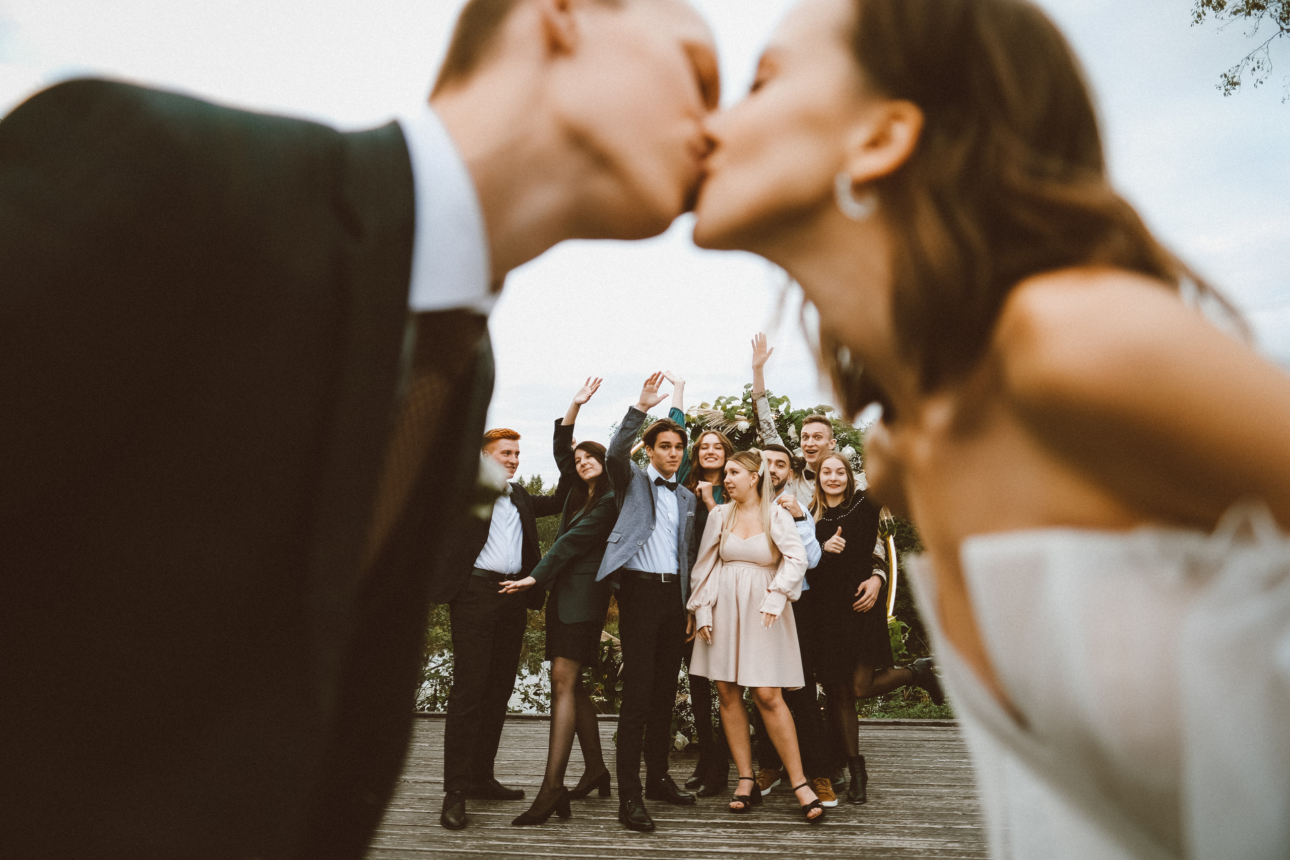 Свадебная фотосессия в Архангельске и Северодвинске. Идеи для фотосессии влюбленных летом. Молодожены Архангельска. Молодая пара жених и невеста. Свадебные фотосессии. Идеи. Wedding photosession. Идеи групповых фото на свадьбе.  Фотограф Денис Ожигин