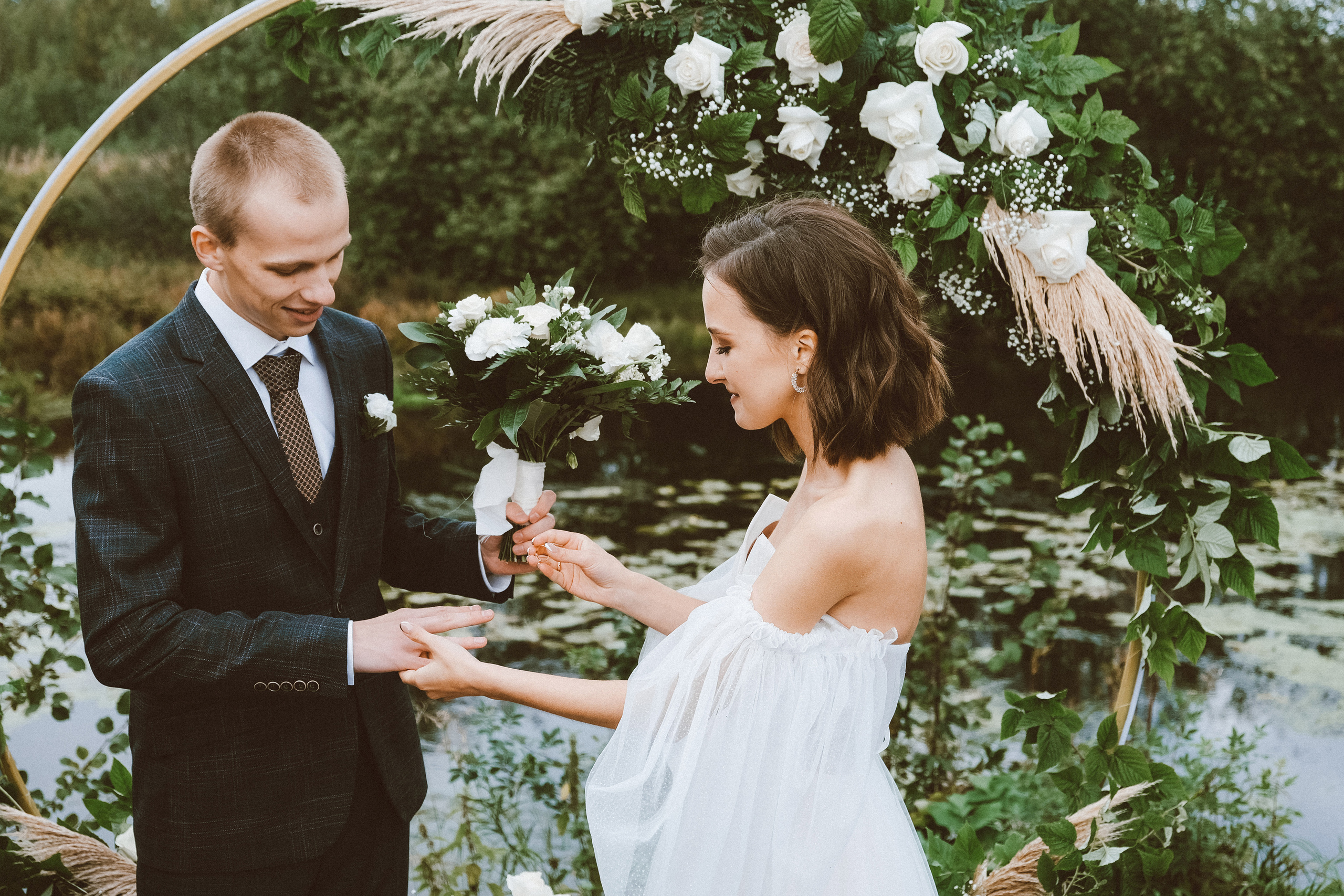 Свадебная фотосессия в Архангельске и Северодвинске. Идеи для фотосессии влюбленных летом. Молодожены Архангельска. Молодая пара жених и невеста. Свадебные фотосессии. Идеи. Wedding photosession. Выездная регистрация оформление.  Фотограф Денис Ожигин