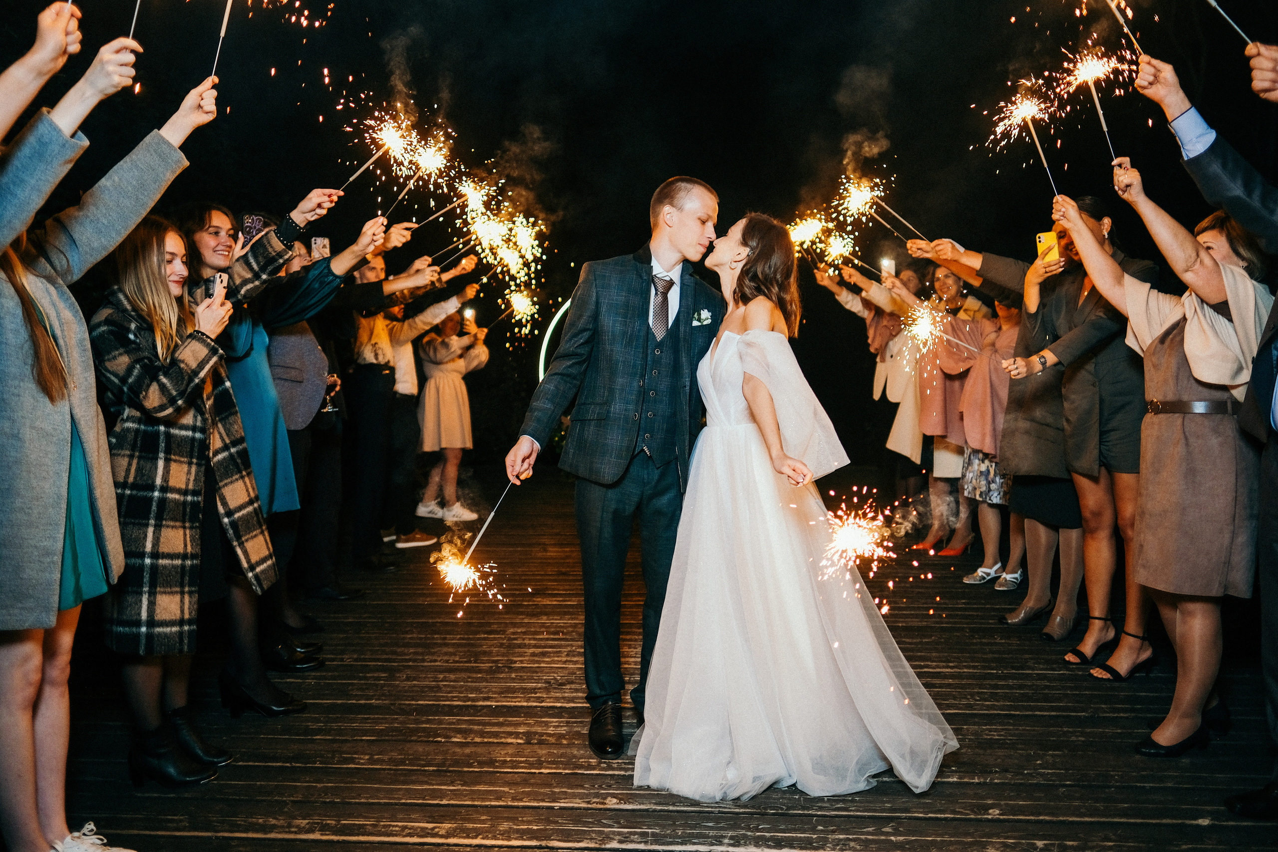 Свадебная фотосессия в Архангельске и Северодвинске. Идеи для фотосессии влюбленных летом. Молодожены Архангельска. Молодая пара жених и невеста. Свадебные фотосессии. Идеи. Wedding photosession. Бенгальские огни.  Фотограф Денис Ожигин