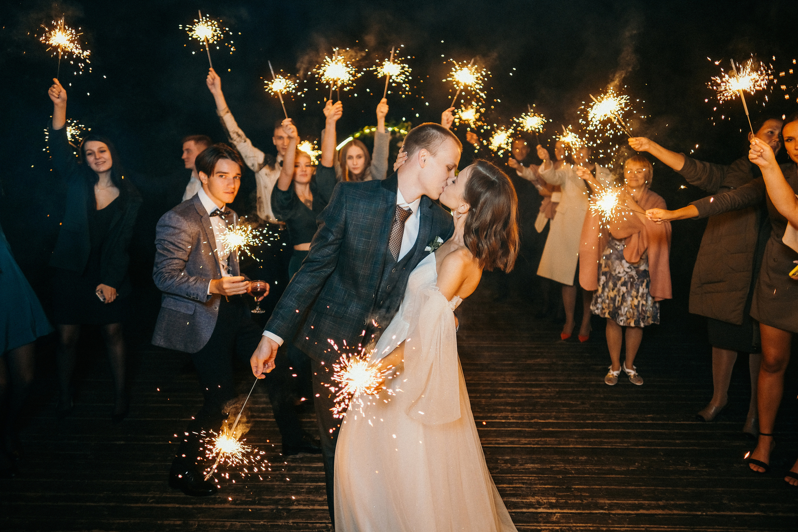 Свадебная фотосессия в Архангельске и Северодвинске. Идеи для фотосессии влюбленных летом. Молодожены Архангельска. Молодая пара жених и невеста. Свадебные фотосессии. Идеи. Wedding photosession. Бенгальские огни.  Фотограф Денис Ожигин