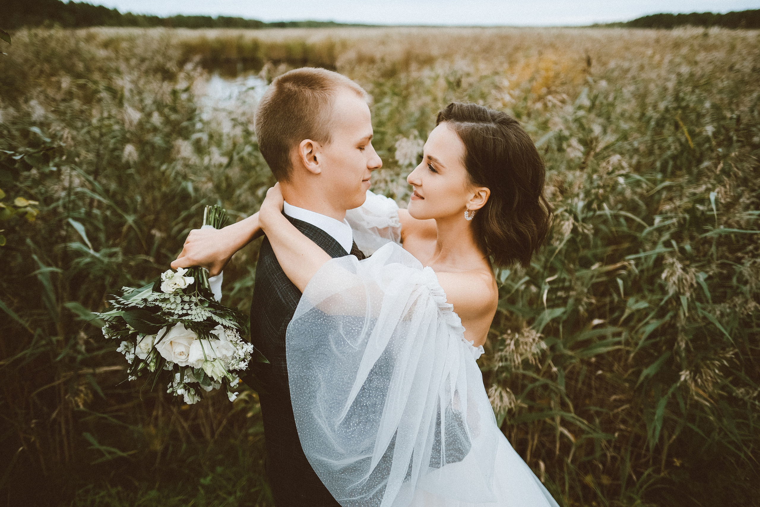 Свадебная фотосессия в Архангельске и Северодвинске. Идеи для фотосессии влюбленных летом. Молодожены Архангельска. Молодая пара жених и невеста. Свадебные фотосессии. Идеи. Wedding photosession. Ягры Северодвинск