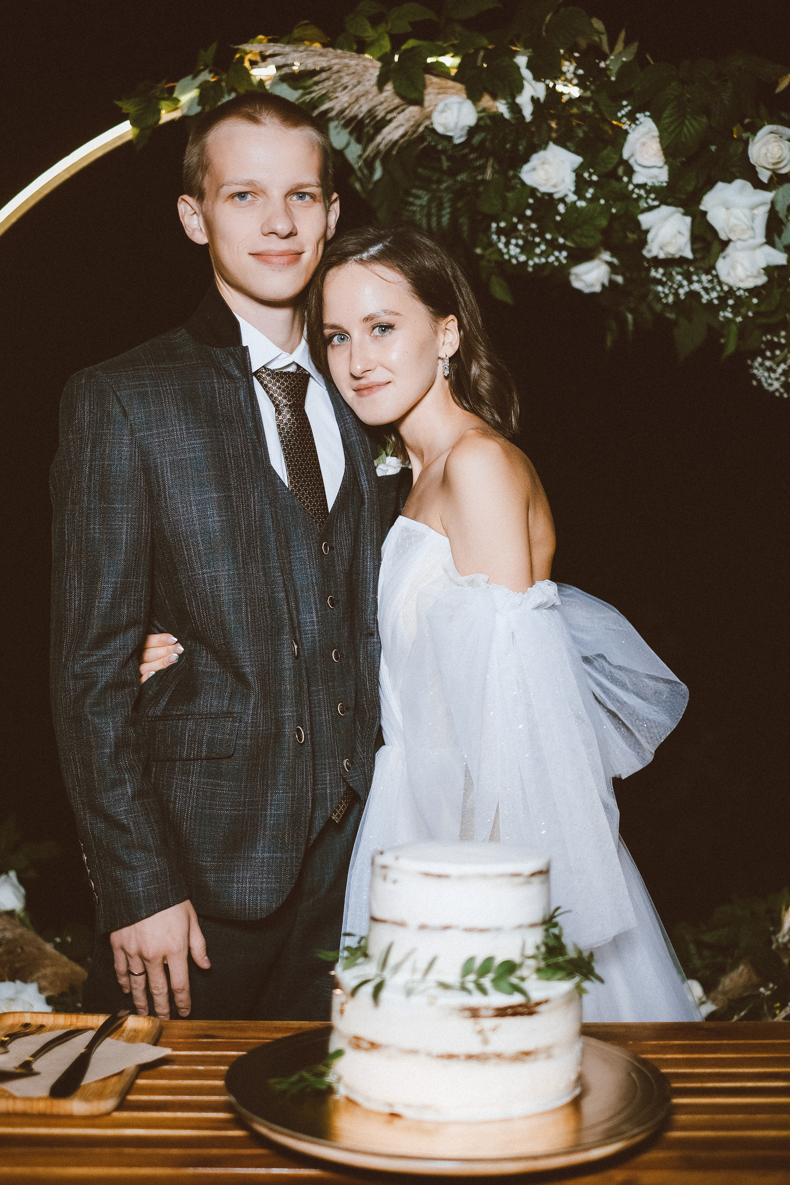 Свадебная фотосессия в Архангельске и Северодвинске. Идеи для фотосессии влюбленных летом. Молодожены Архангельска. Молодая пара жених и невеста. Свадебные фотосессии. Идеи. Wedding photosession. Свадебный торт.  Фотограф Денис Ожигин