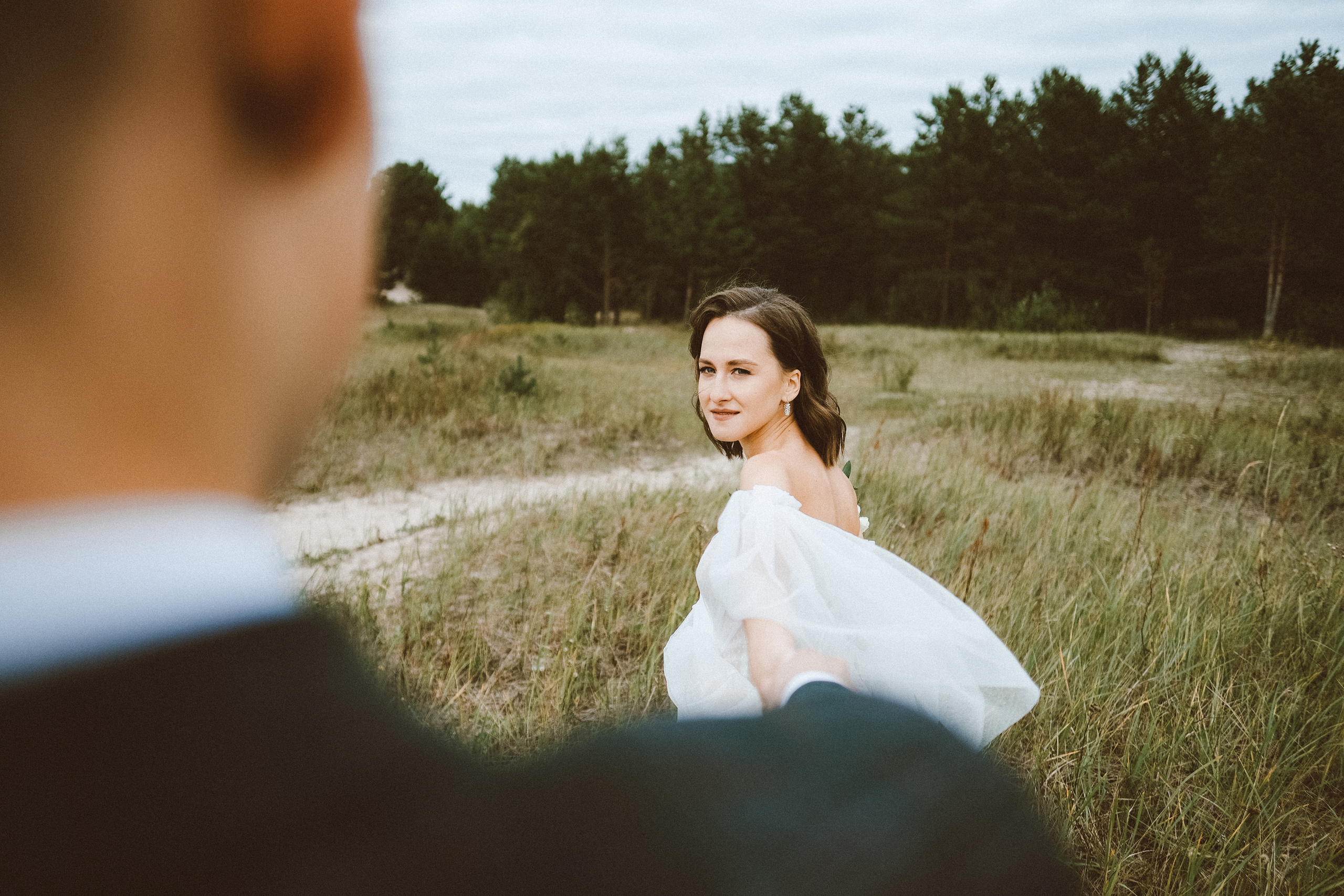 Свадебная фотосессия в Архангельске и Северодвинске. Идеи для фотосессии влюбленных летом. Молодожены Архангельска. Молодая пара жених и невеста. Свадебные фотосессии. Идеи. Wedding photosession. Ягры Северодвинск. Фотограф Денис Ожигин