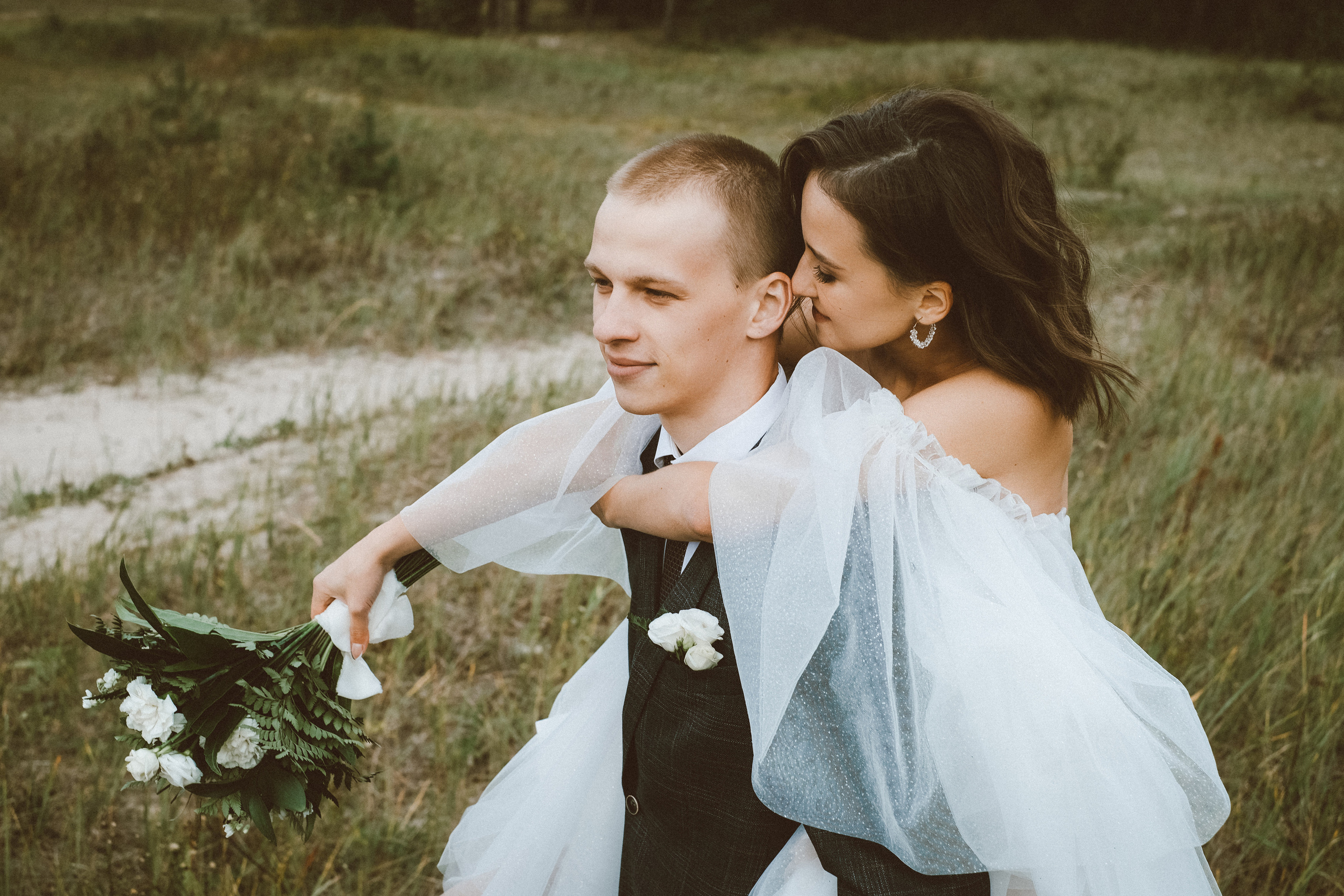 Свадебная фотосессия в Архангельске и Северодвинске. Идеи для фотосессии влюбленных летом. Молодожены Архангельска. Молодая пара жених и невеста. Свадебные фотосессии. Идеи. Wedding photosession. Ягры Северодвинск. Фотограф Денис Ожигин