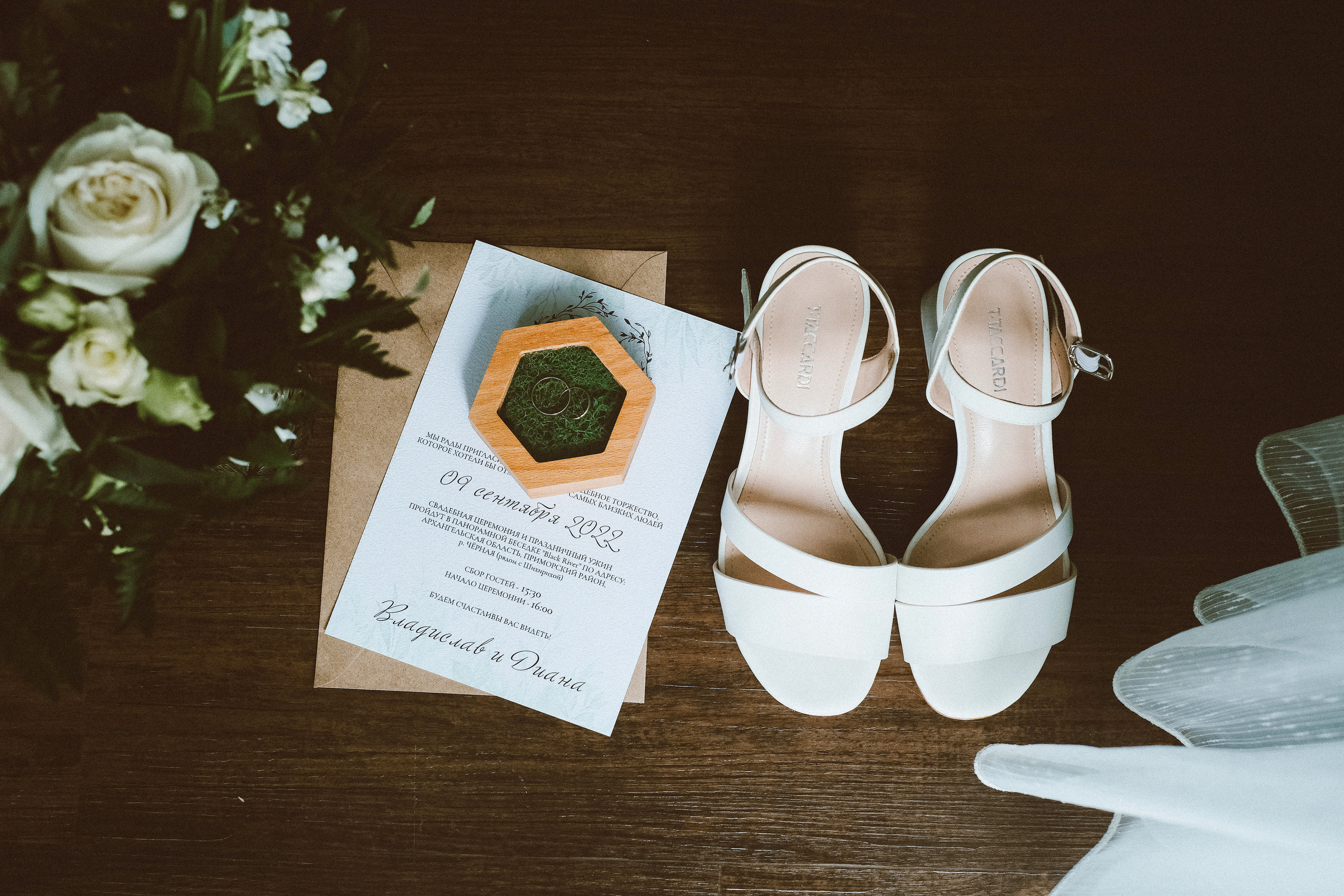 Свадебная фотосессия в Архангельске и Северодвинске. Сборы невесты. Молодожены Архангельска. Молодая пара жених и невеста. Свадебные фотосессии. Wedding photosession. Свадебные туфельки, кольцо и свадебное приглашение. 