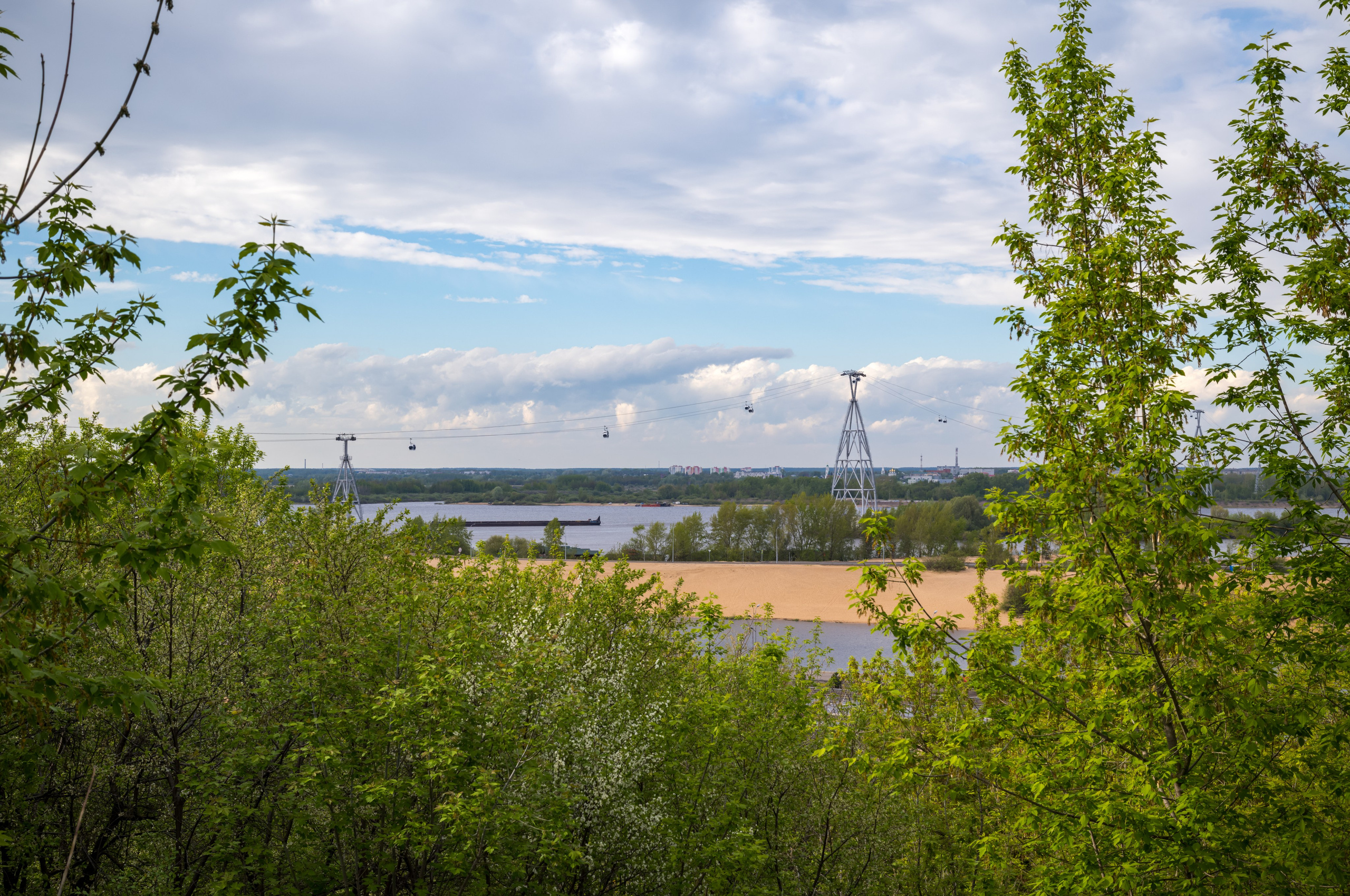 Вид на канатную дорогу в направлении из Нижнего Новгорода в город Бор