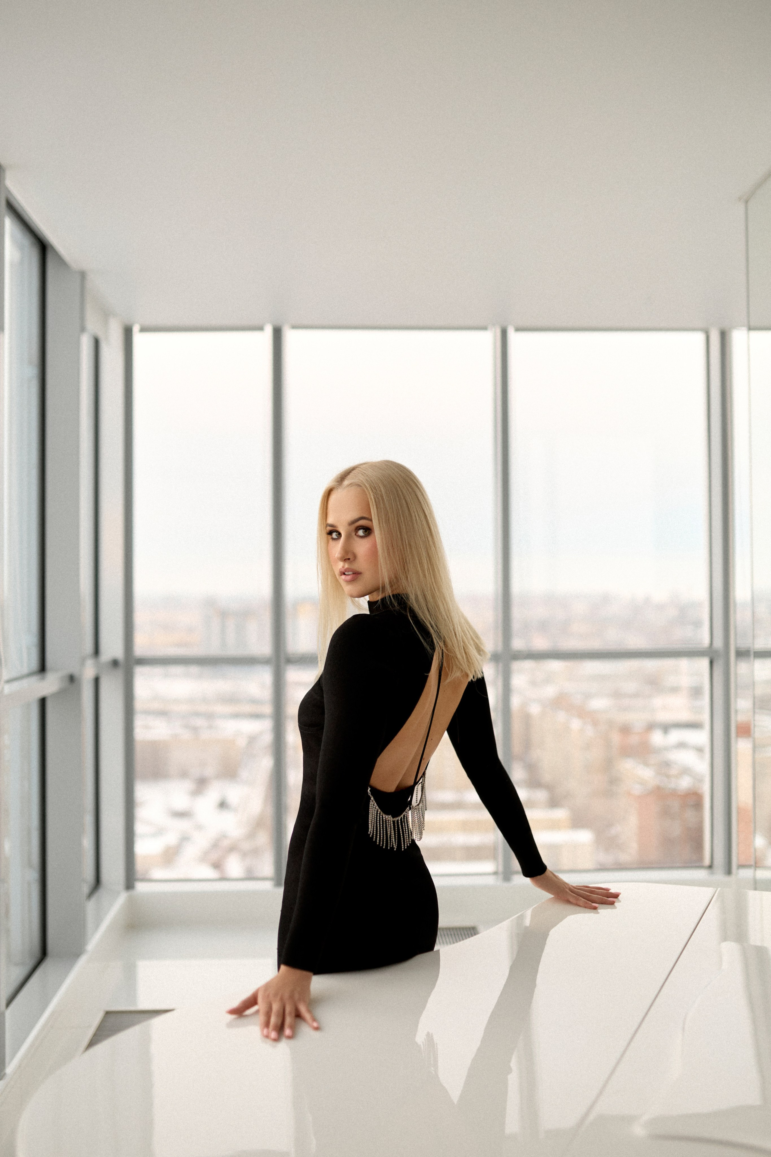 Профессиональная фотосессия в студии с красивым видом на город. Сестры Карабаза. Фотографы и ретушеры в Москве и Санкт-Петербурге