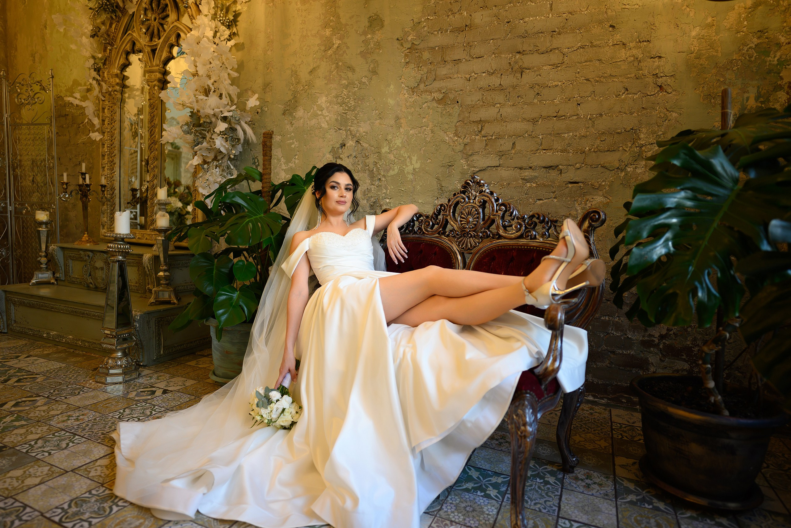 Невеста лежит на диване, фото в студии.