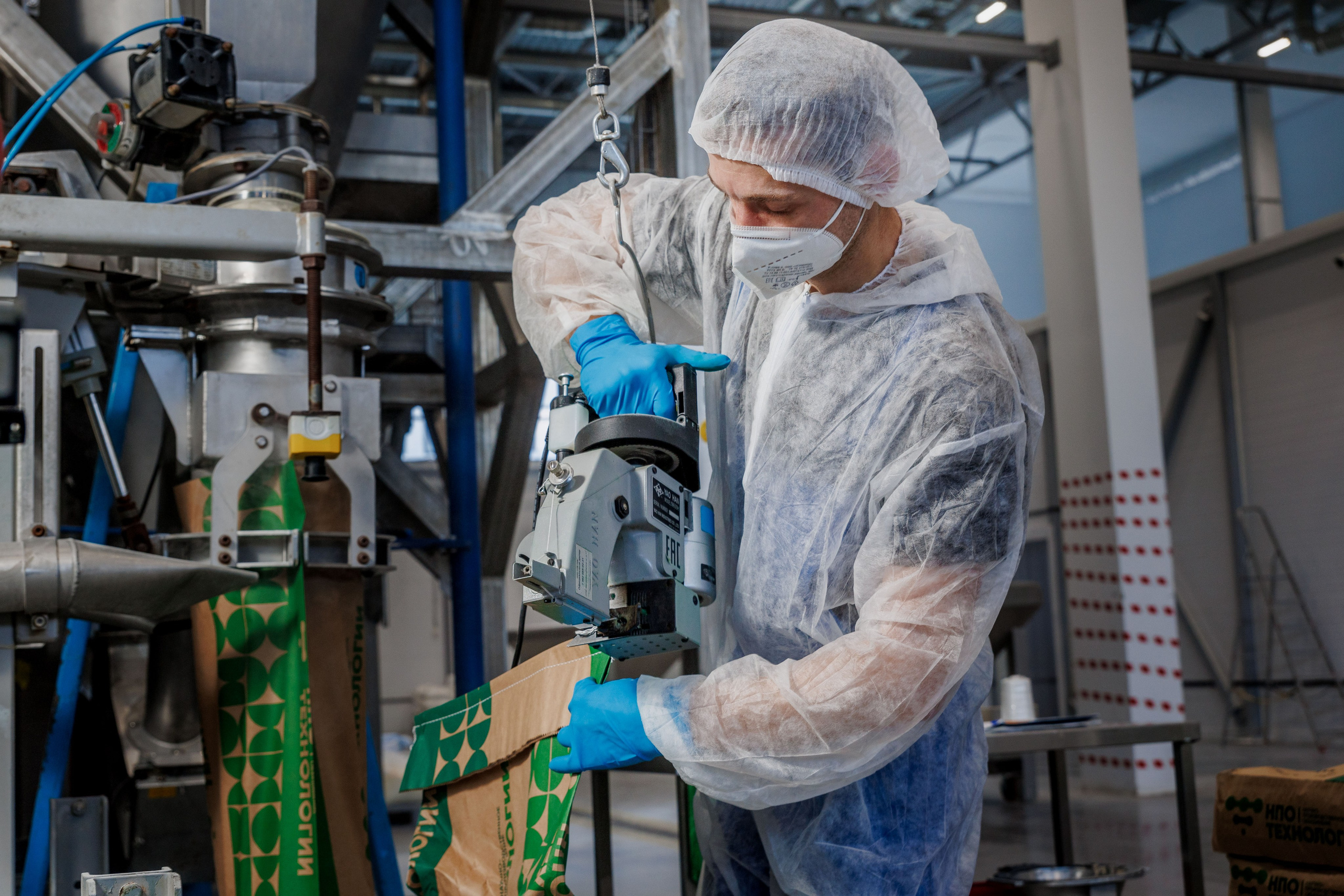 Сотрудник пищевого предприятия