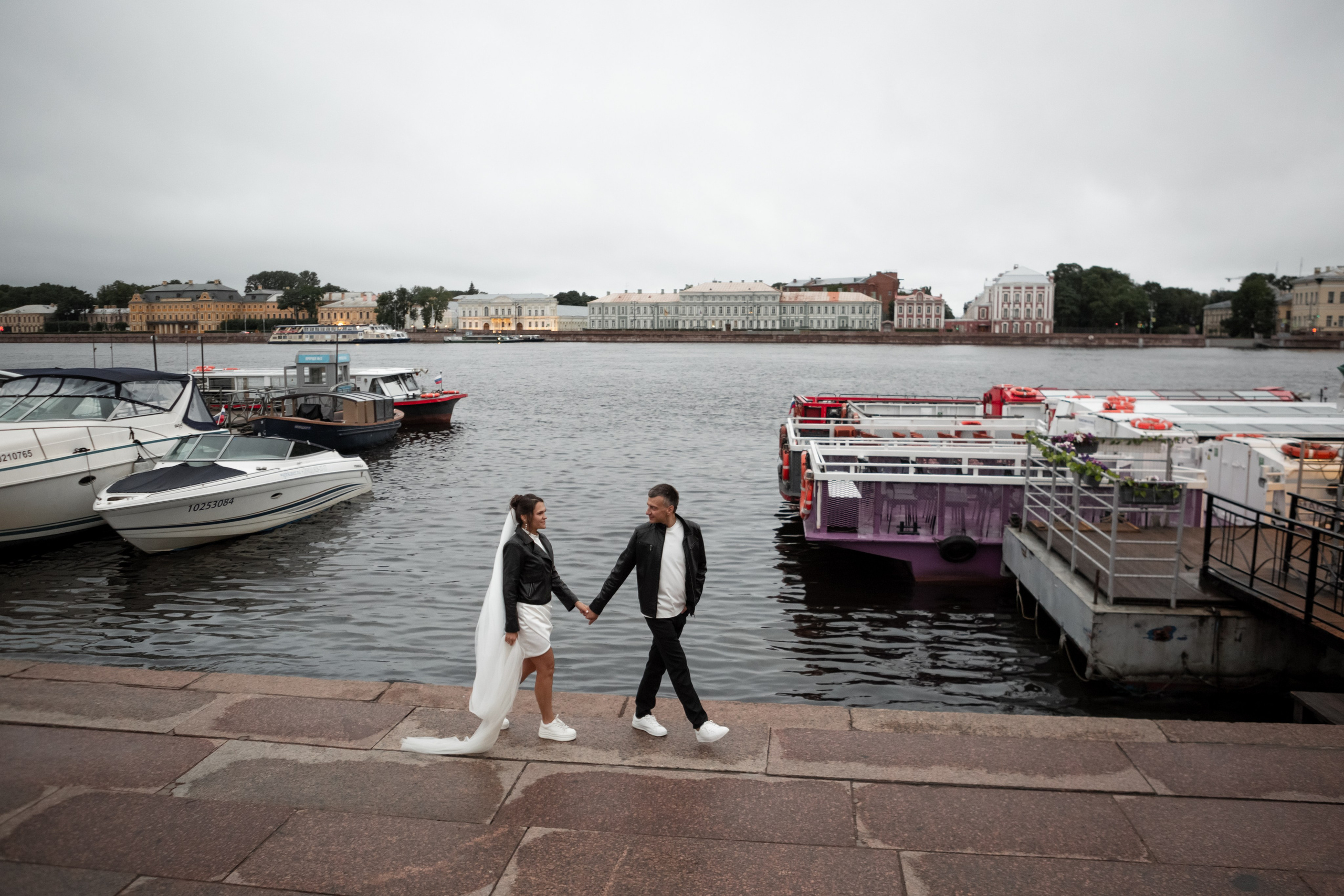 Свадебная фотопрогулка в ночном Петербурге