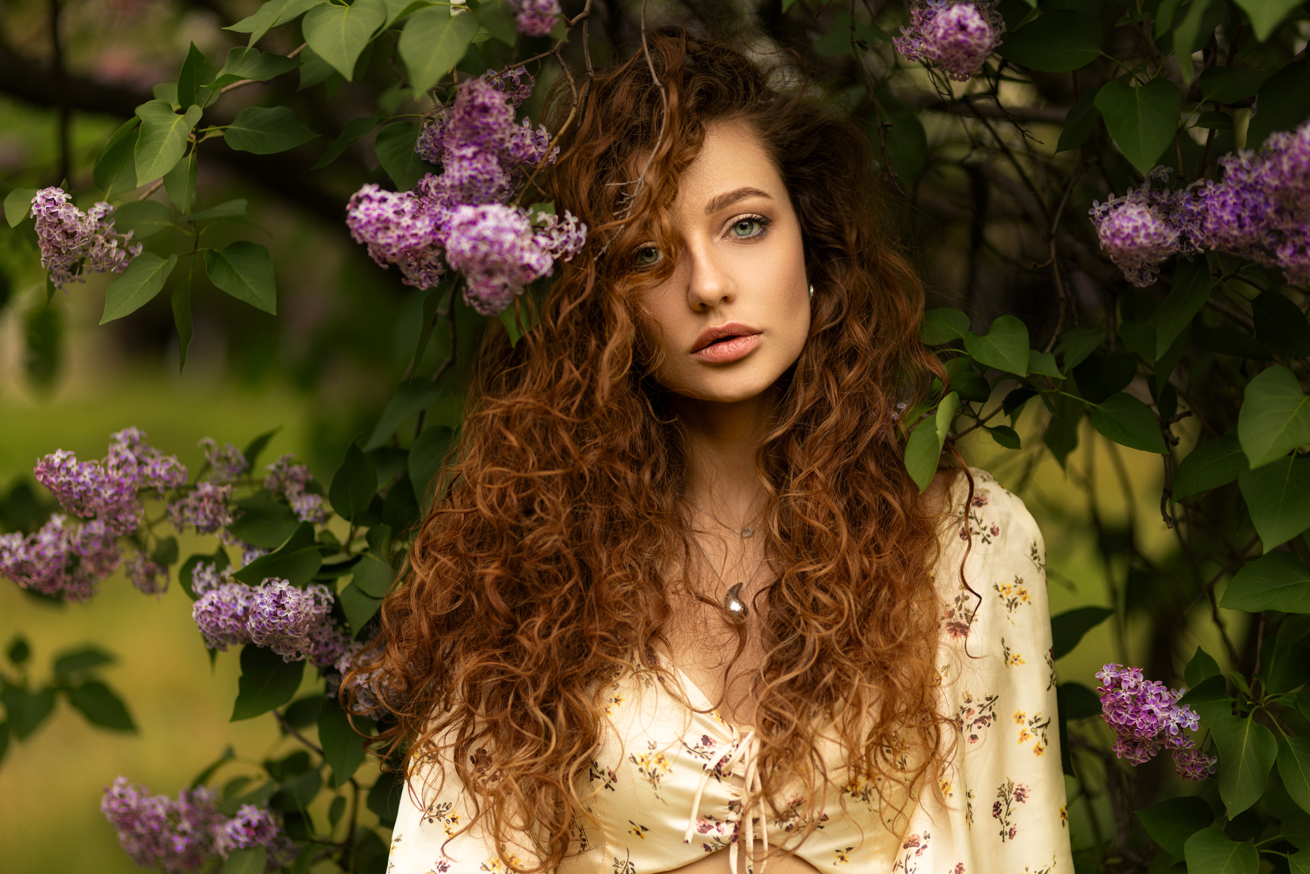 Фотосет с Дианой в цветущей сирени в Воронеже в формате для «себя». Дмитрий Шульгин, портретный фотограф в Воронеже