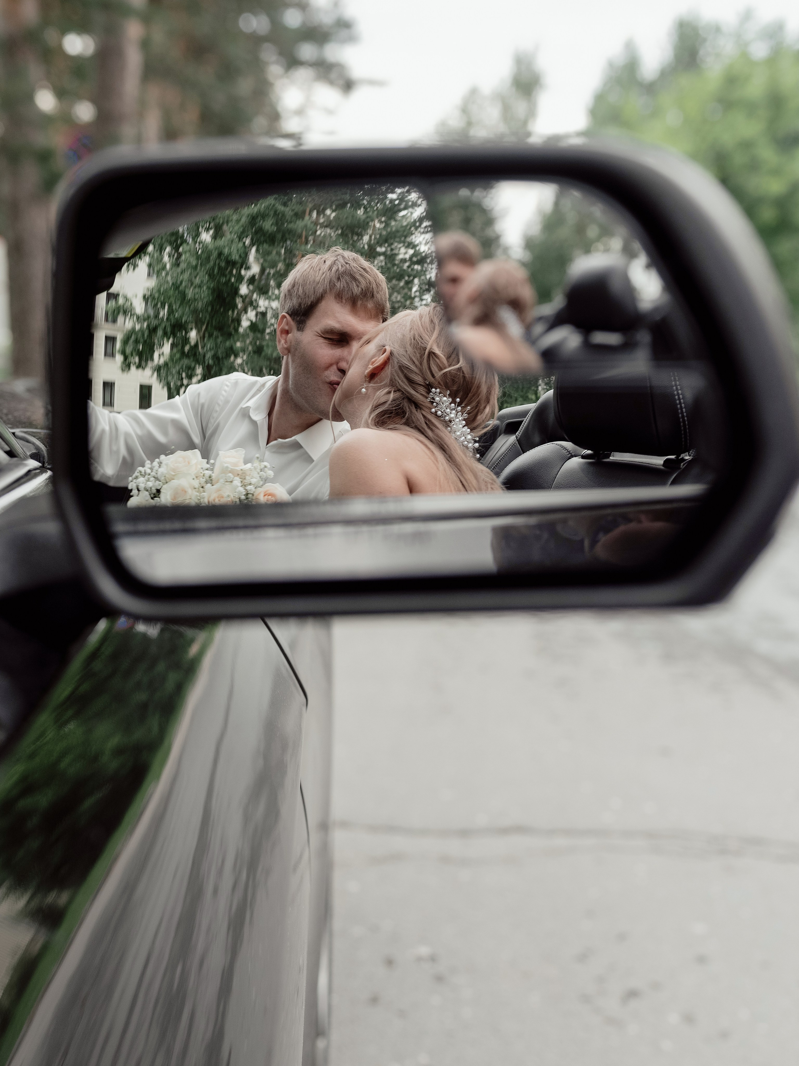 Жених и невеста во время регистрации брака