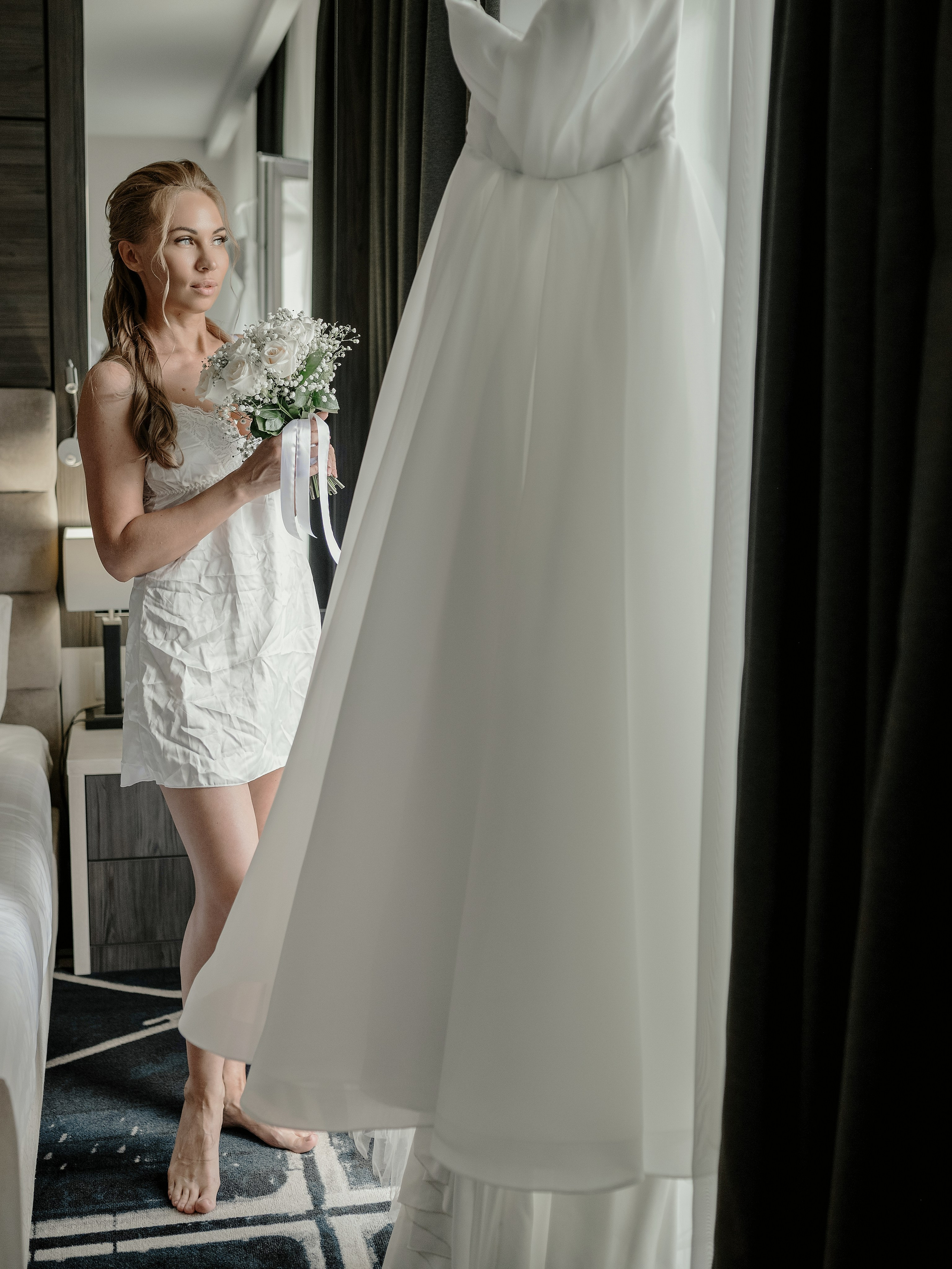 Романтический портрет молодожёнов на улице