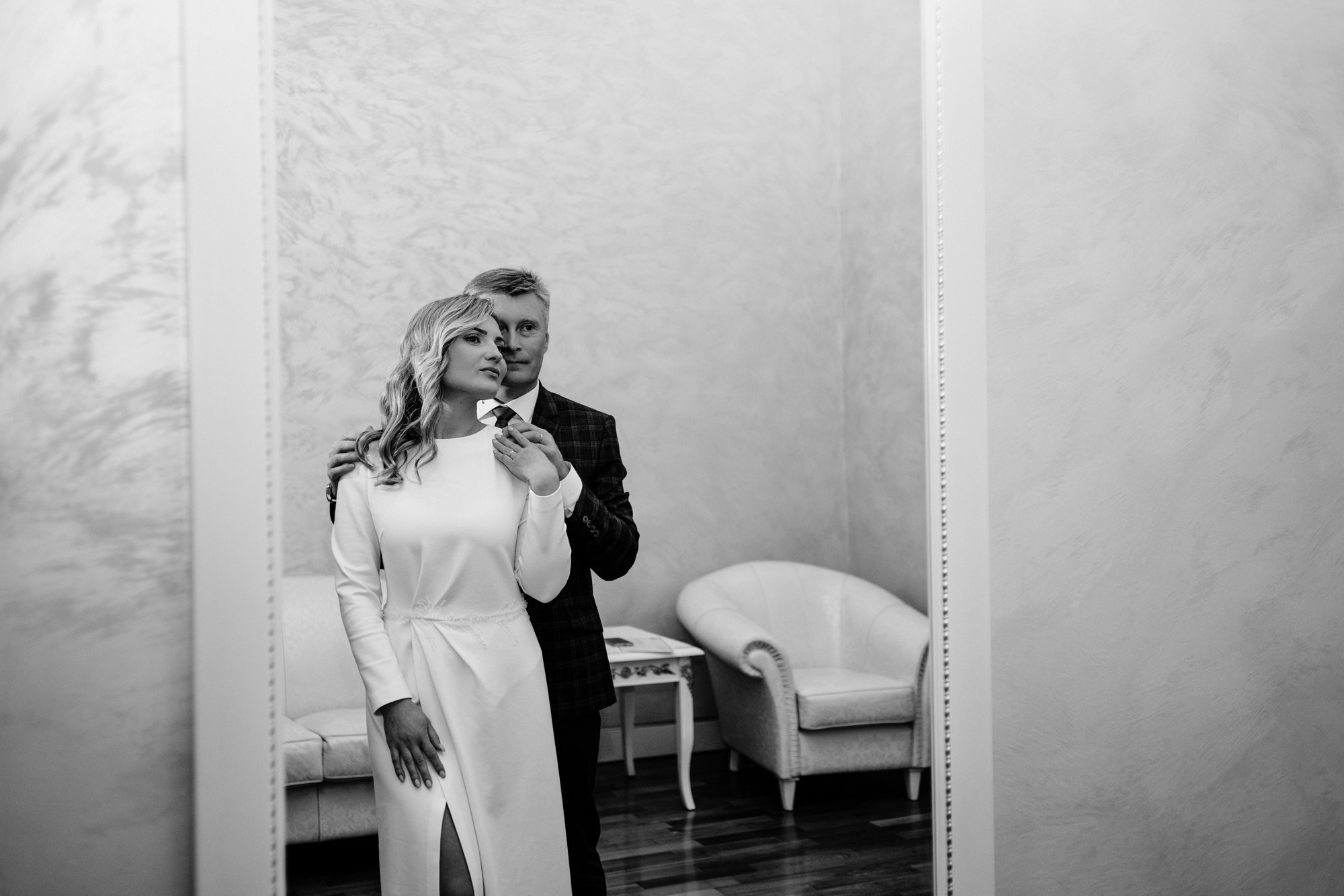 ЧБ портрет невесты в классическом интерьере, выразительная свадебная фотография