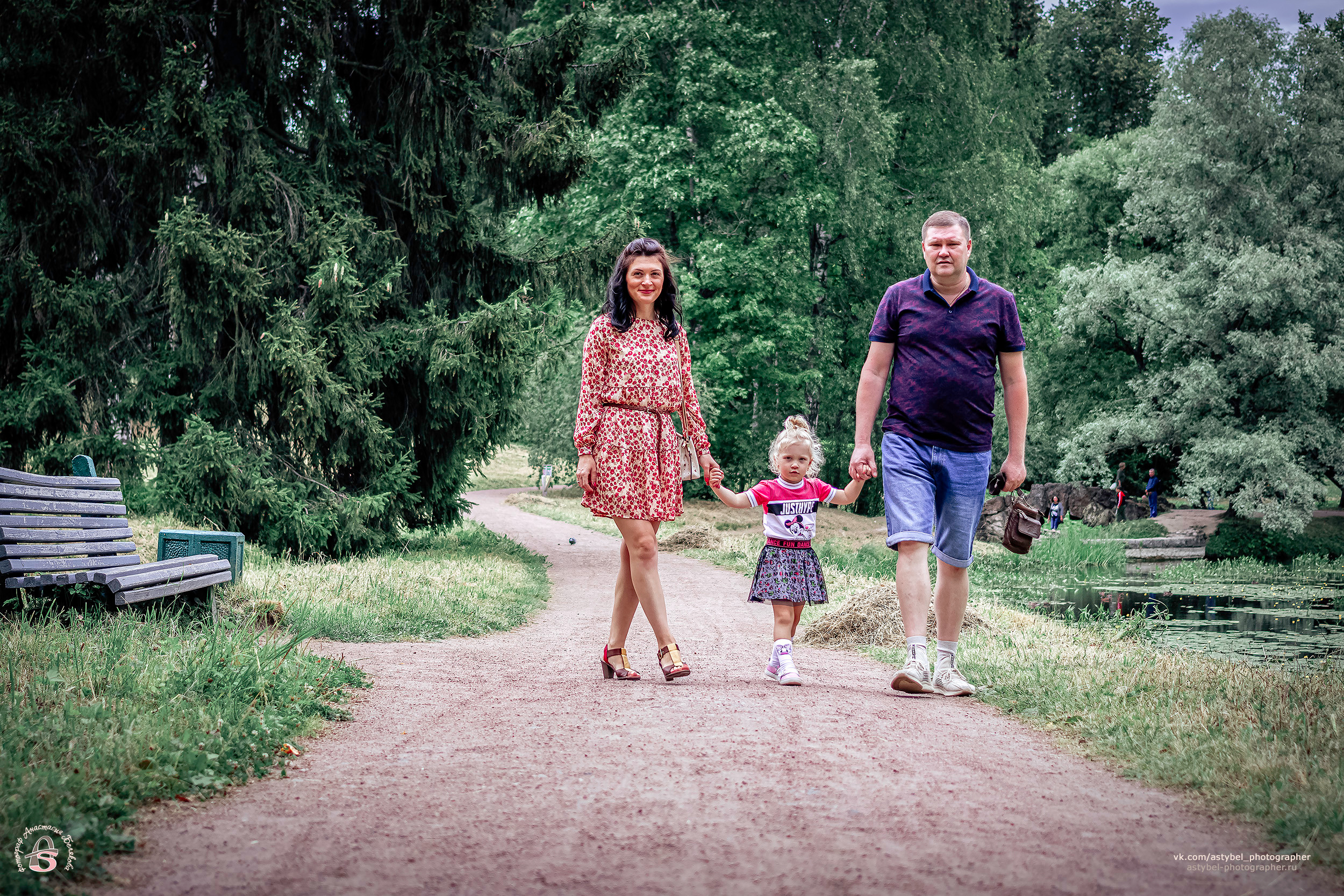 Семейная фотосессия в Павловске.Фотосессия проходила в Павловском парке, 25 июля 2021 года.Модели: Вера Сашина, Александр и Алина Фотограф: Анастасия Белякова