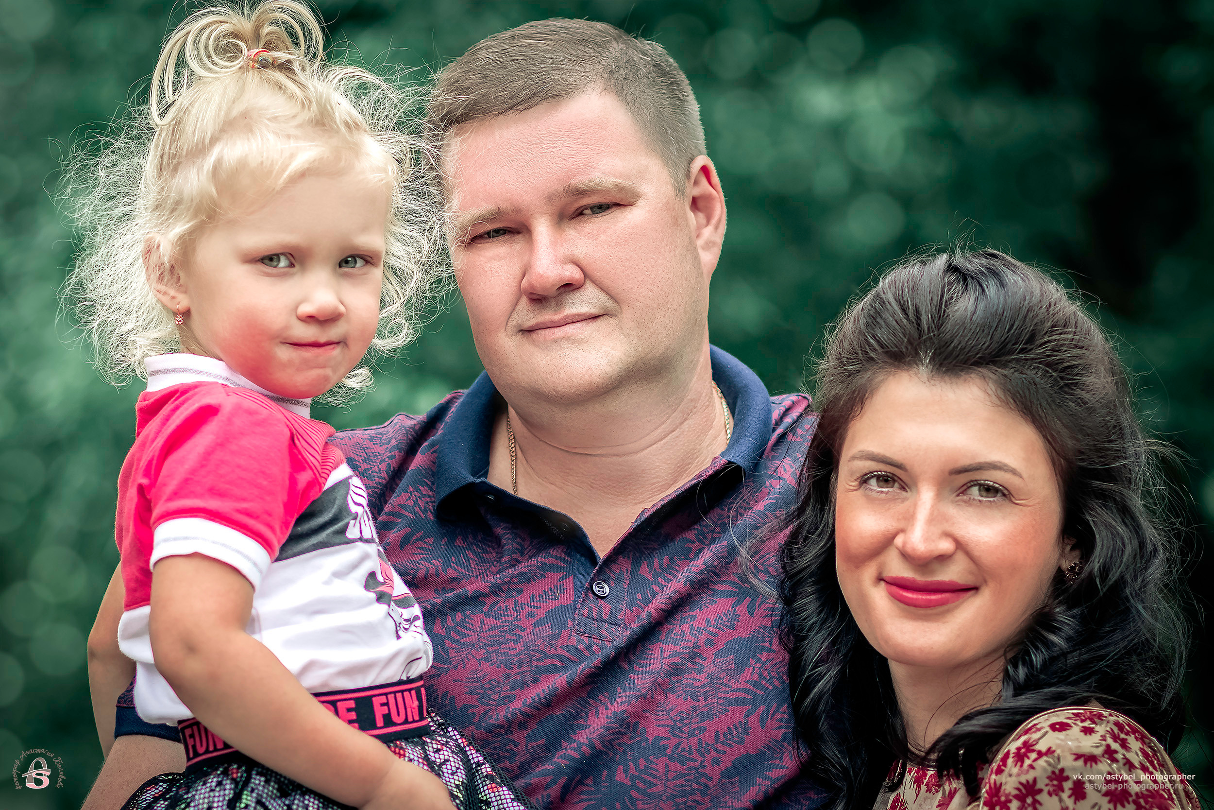 Семейная фотосессия в Павловске.Фотосессия проходила в Павловском парке, 25 июля 2021 года.Модели: Вера Сашина, Александр и Алина Фотограф: Анастасия Белякова