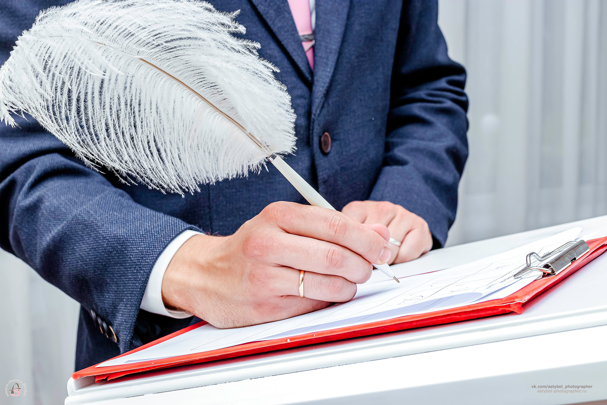 Свадебная фотосессия Владимира и Надежды в г. Гатчина. Гатчинский загс. Снято: 12.08.2021 года Модели: Надежда и Владимир Фотограф: Анастасия Белякова