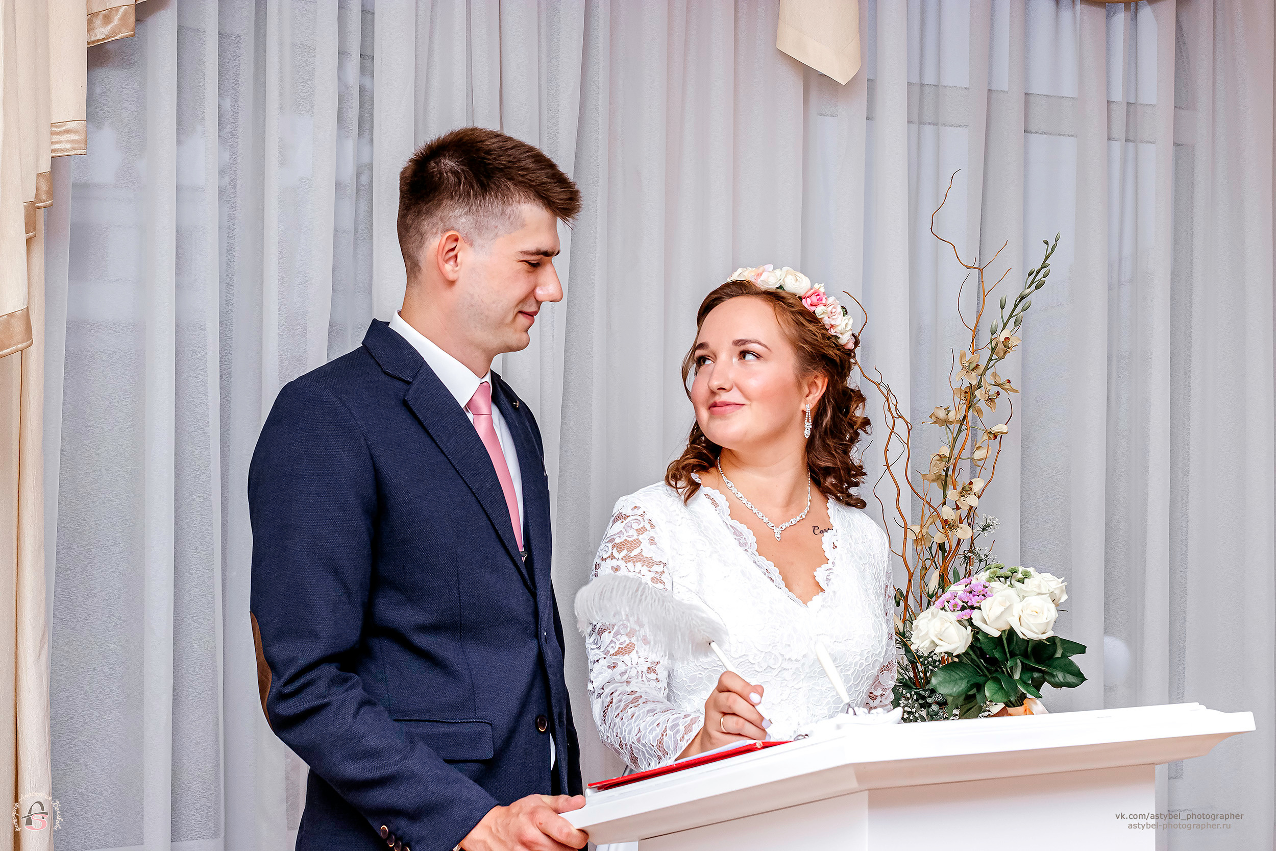 Свадебная фотосессия Владимира и Надежды в г. Гатчина. Гатчинский загс. Снято: 12.08.2021 года Модели: Надежда и Владимир Фотограф: Анастасия Белякова