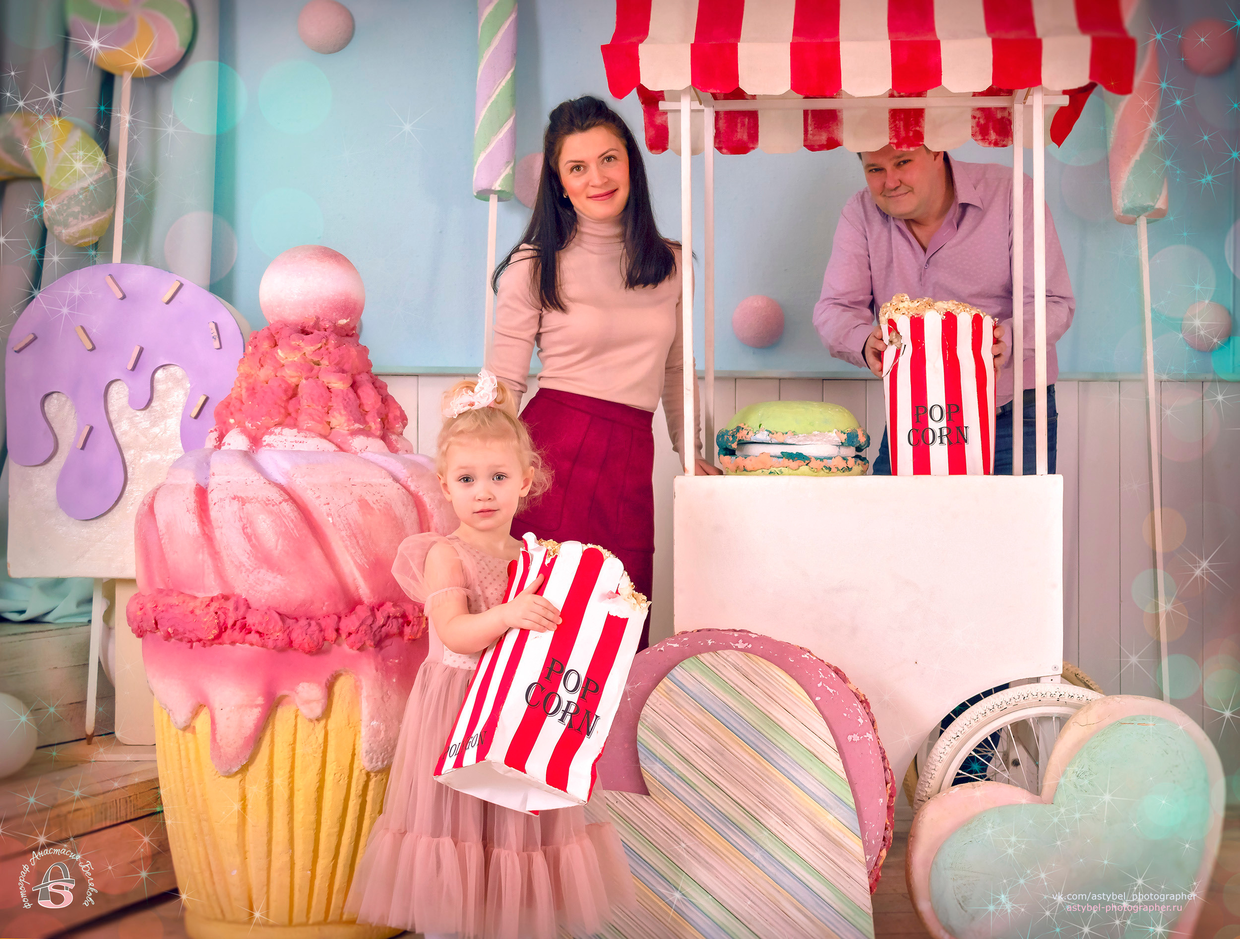 Семейная фотосессия в честь Дня Рождения дочери :) Фотосессия проходила в фотостудии "Poligon" в детском фотозале. СПб. 24 января 2021 года. Модели: Вера Сашина, Александр и Алина. Фотограф: Анастасия Белякова