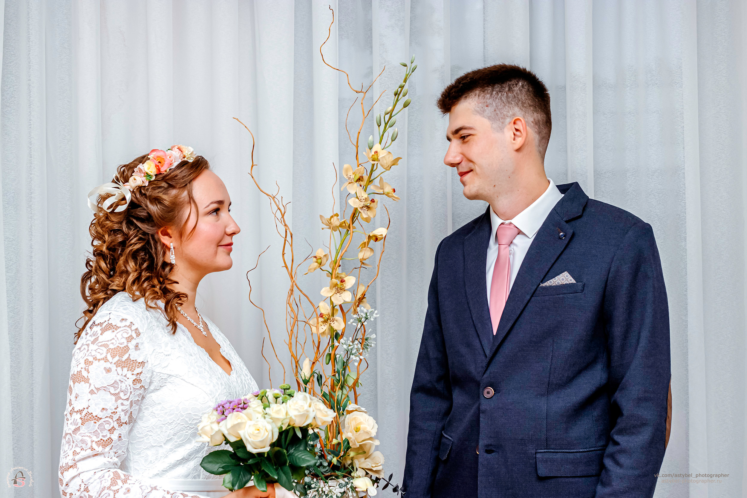 Свадебная фотосессия Владимира и Надежды в г. Гатчина. Гатчинский загс. Снято: 12.08.2021 года Модели: Надежда и Владимир Фотограф: Анастасия Белякова