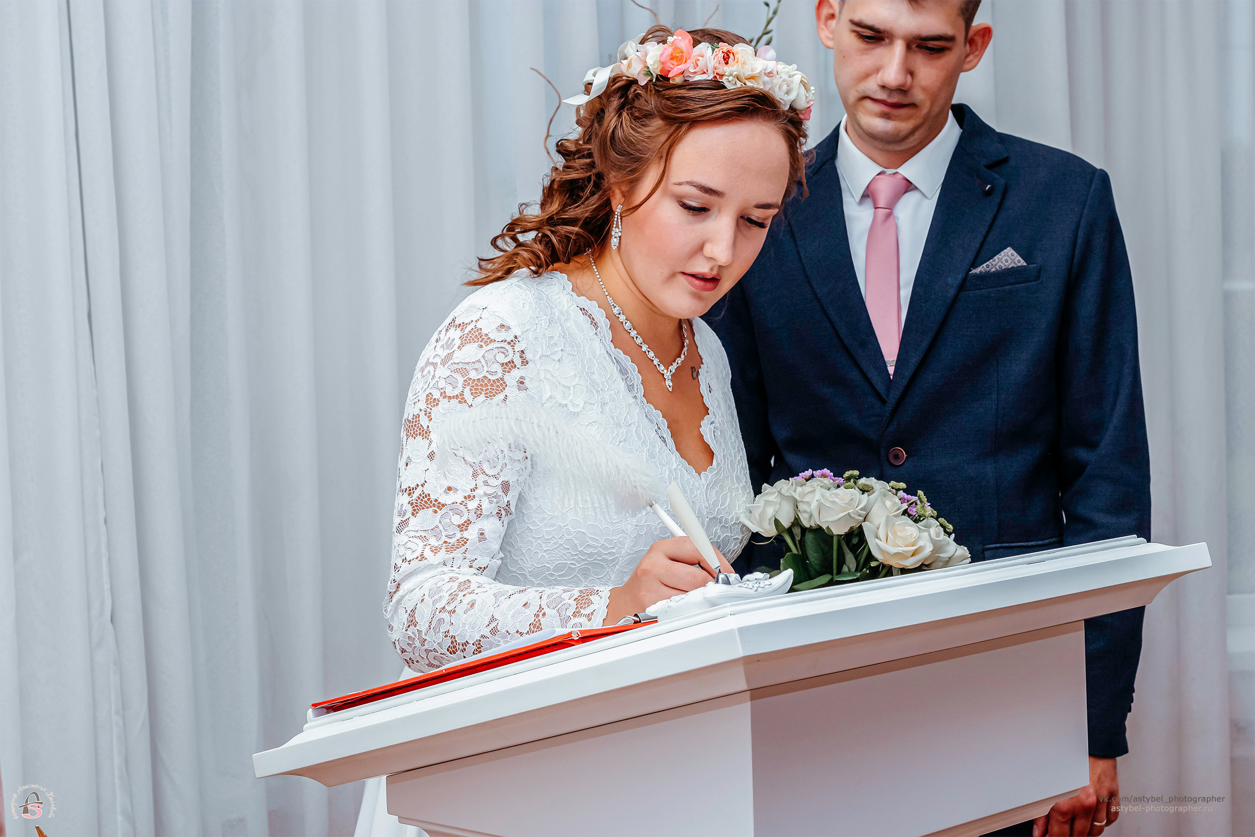 Свадебная фотосессия Владимира и Надежды в г. Гатчина. Гатчинский загс. Снято: 12.08.2021 года Модели: Надежда и Владимир Фотограф: Анастасия Белякова