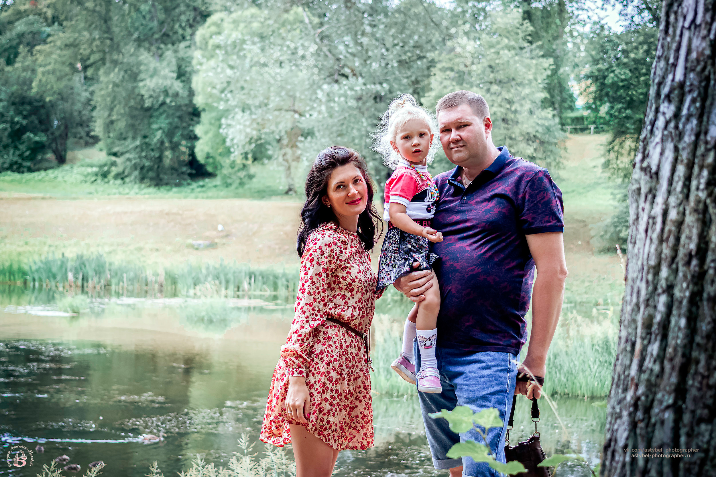 Семейная фотосессия в Павловске.Фотосессия проходила в Павловском парке, 25 июля 2021 года.Модели: Вера Сашина, Александр и Алина Фотограф: Анастасия Белякова