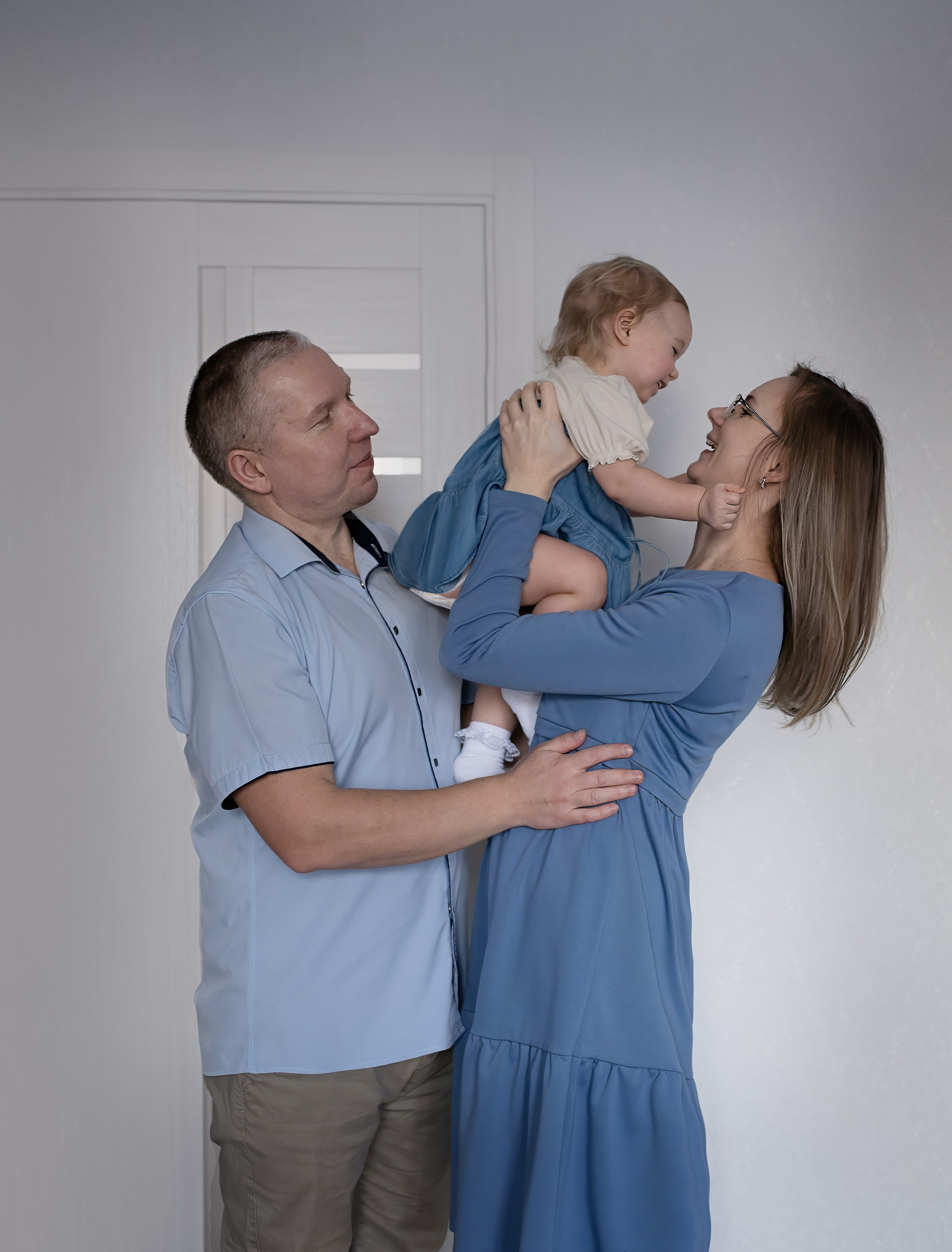 Семья Ляминых дома. Фотографы крещения/венчания  Красноярск Татьяна и Вячеслав Переваловы