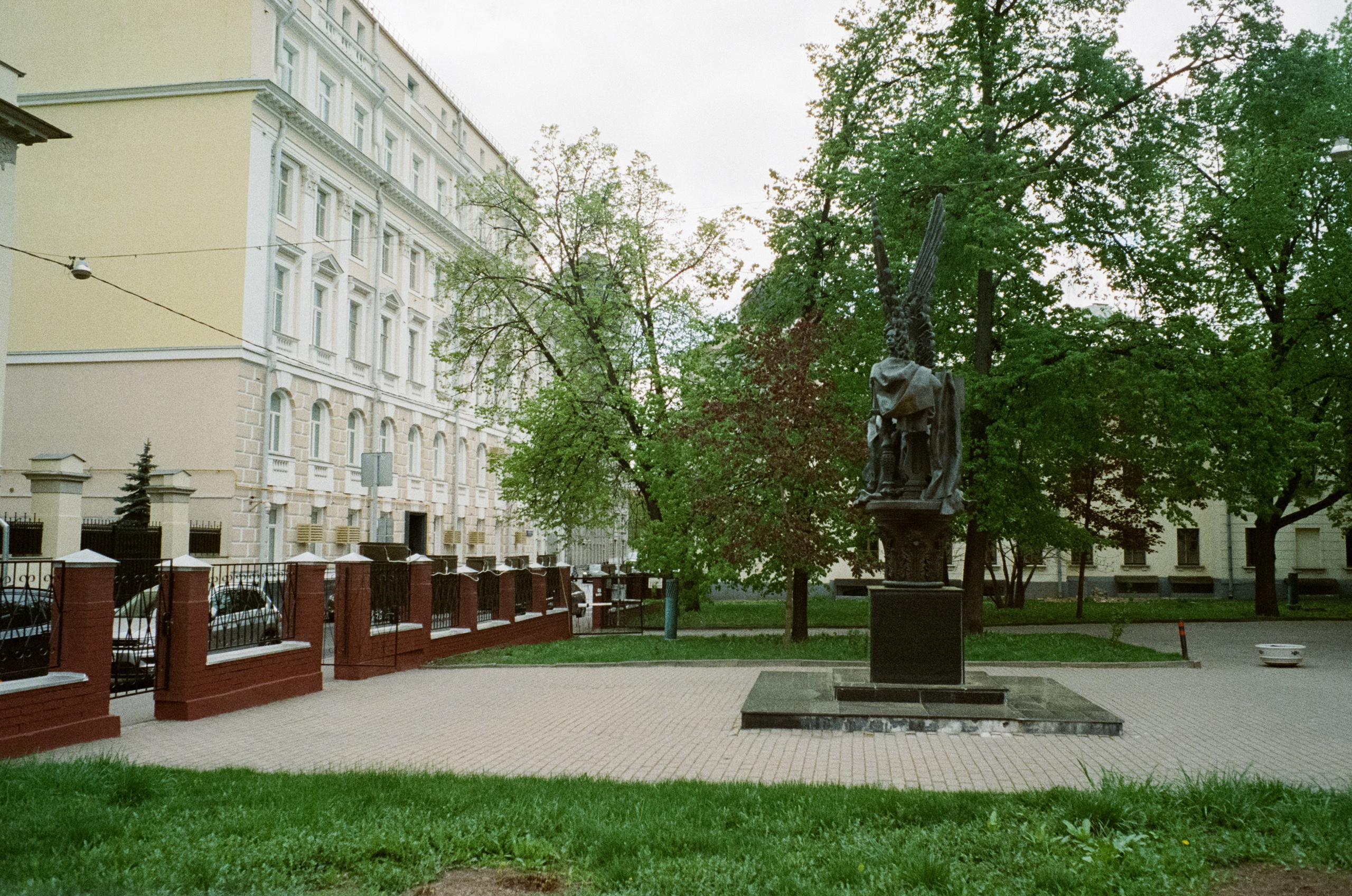 Ул. Поваровка и окрестности | Voigtlander BESSA-T — Voigtlander Ultron 28 mm f/2 | Kodak Ultramax 400 (просрочка) @ ISO 100