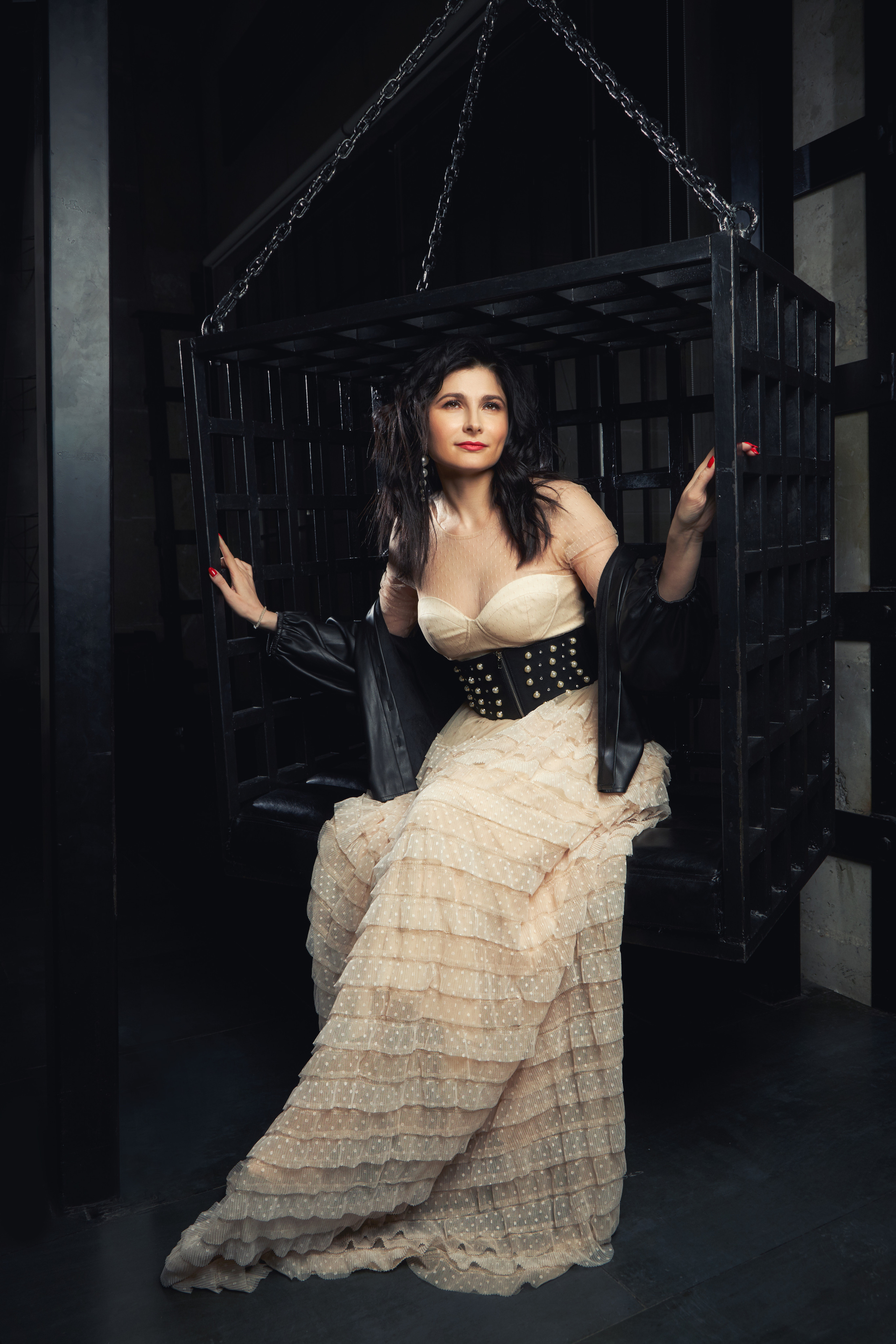 Ева Меркачева, журналист московский комсомолец в длинном платье фотосессия в студии