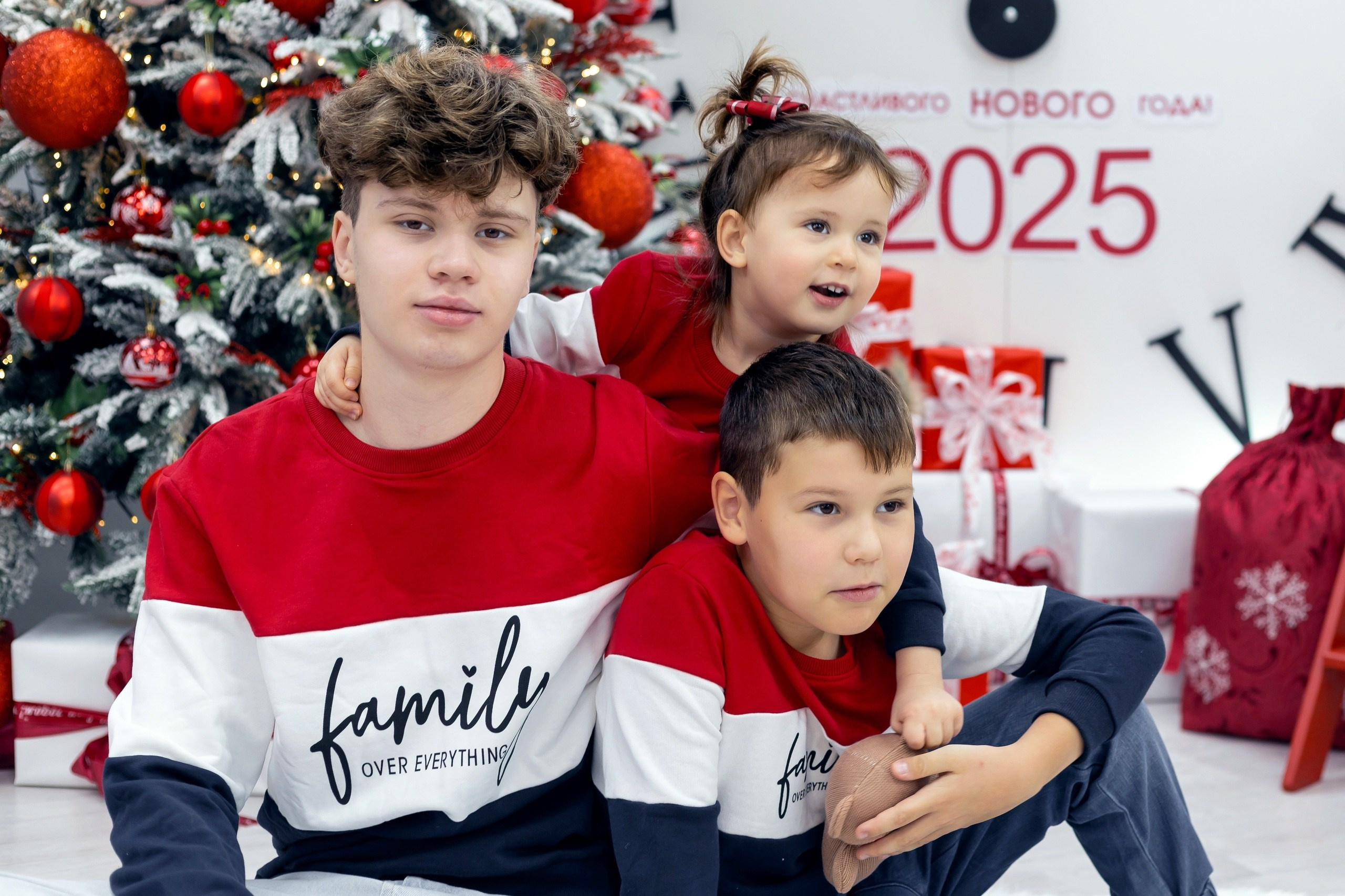Семейная новогодняя фотосессия. Фотостудия «Олеся». Фотостудия в г. Верхняя Пышма