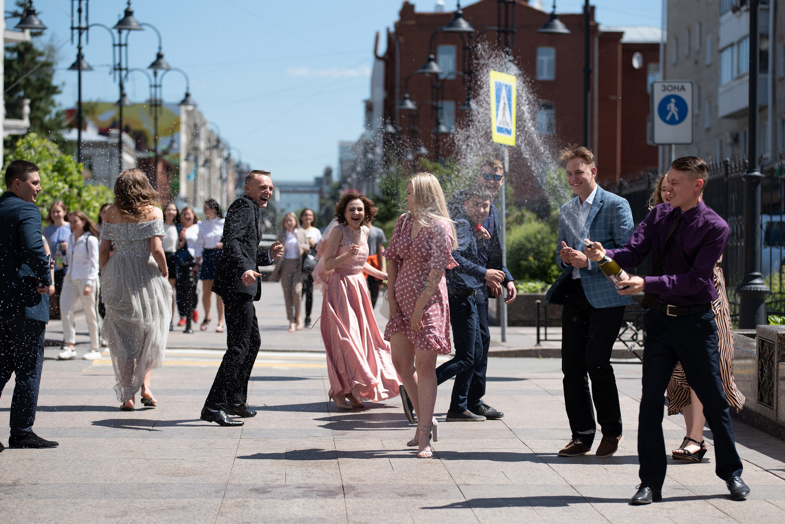 Брызги шампанского, поздравление молодых - запечателенный момент на фото.
