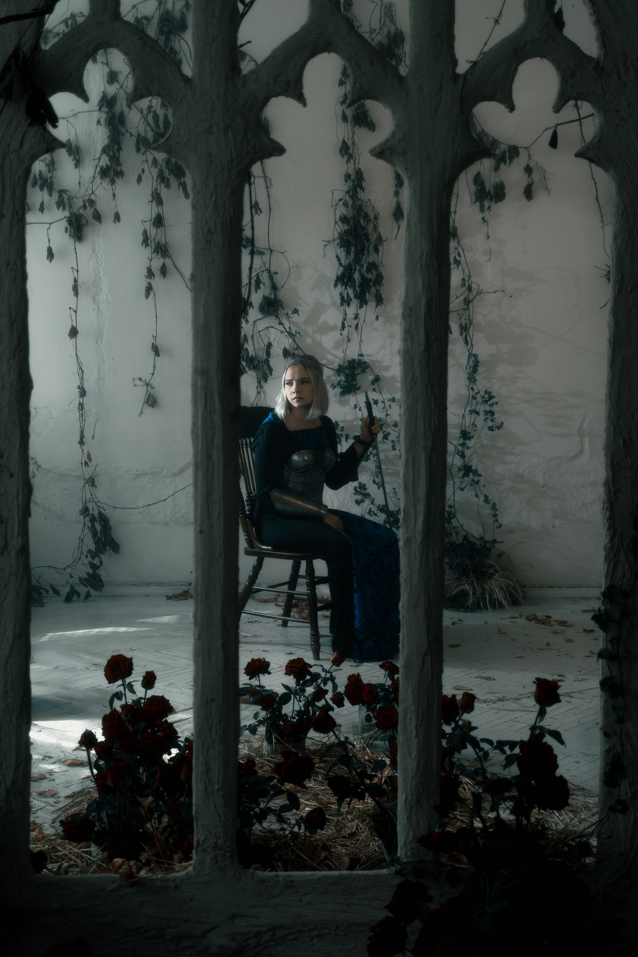 Динамичная фотосессия воительницы в движении, запечатленная в профессиональной студии. Энергичная поза передает готовность к битве.