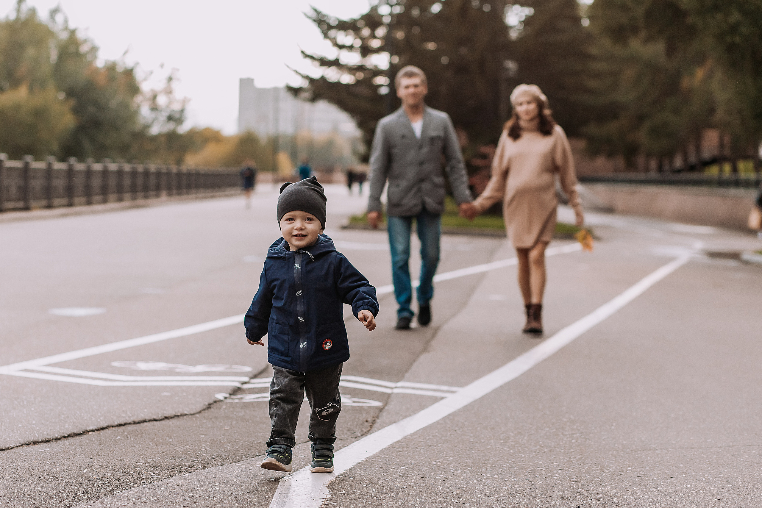Осенняя набережная — съёмка «В ожидании». Детский и семейный фотограф в Красноярске Юлия Бирюкова