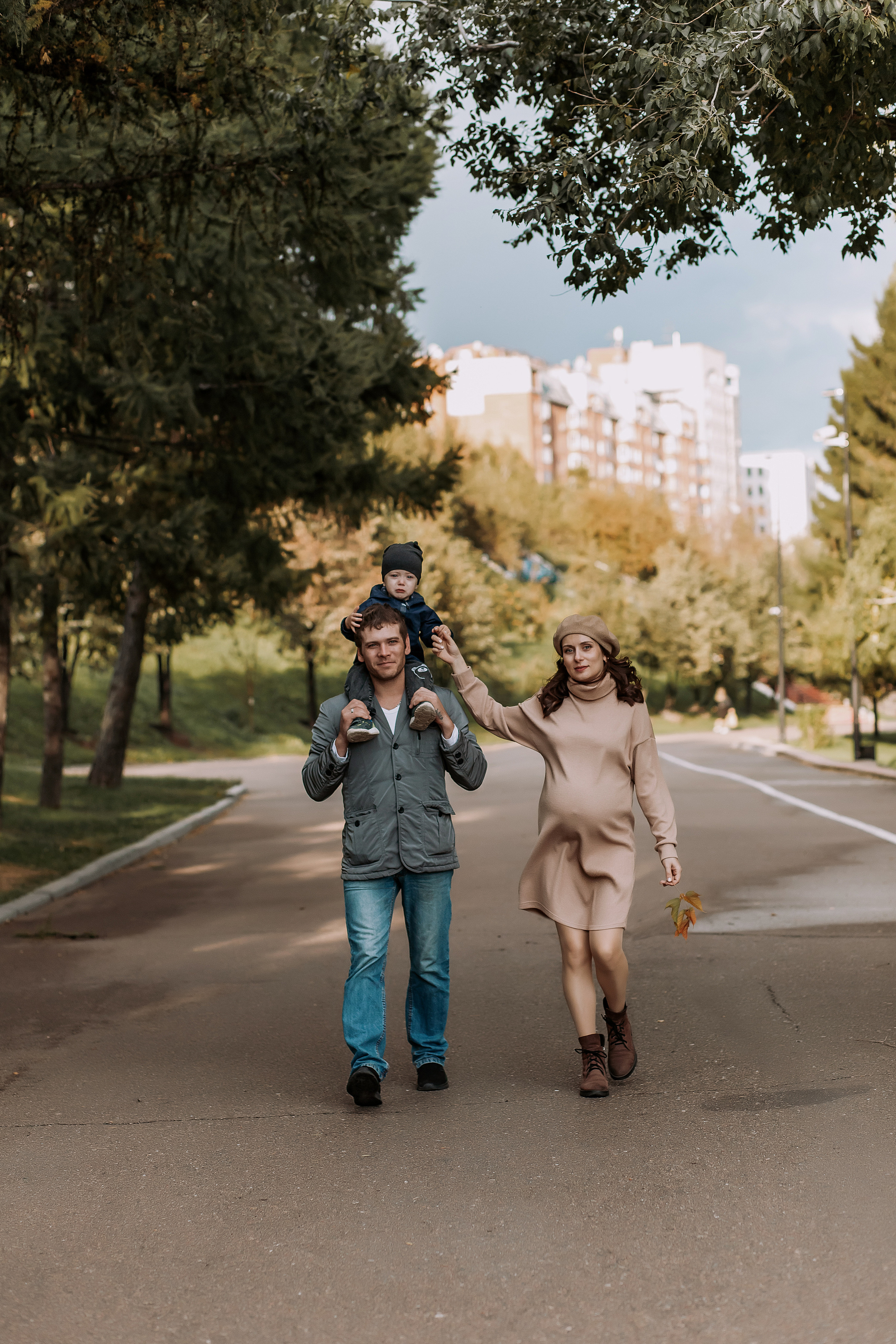 Осенняя набережная — съёмка «В ожидании». Детский и семейный фотограф в Красноярске Юлия Бирюкова