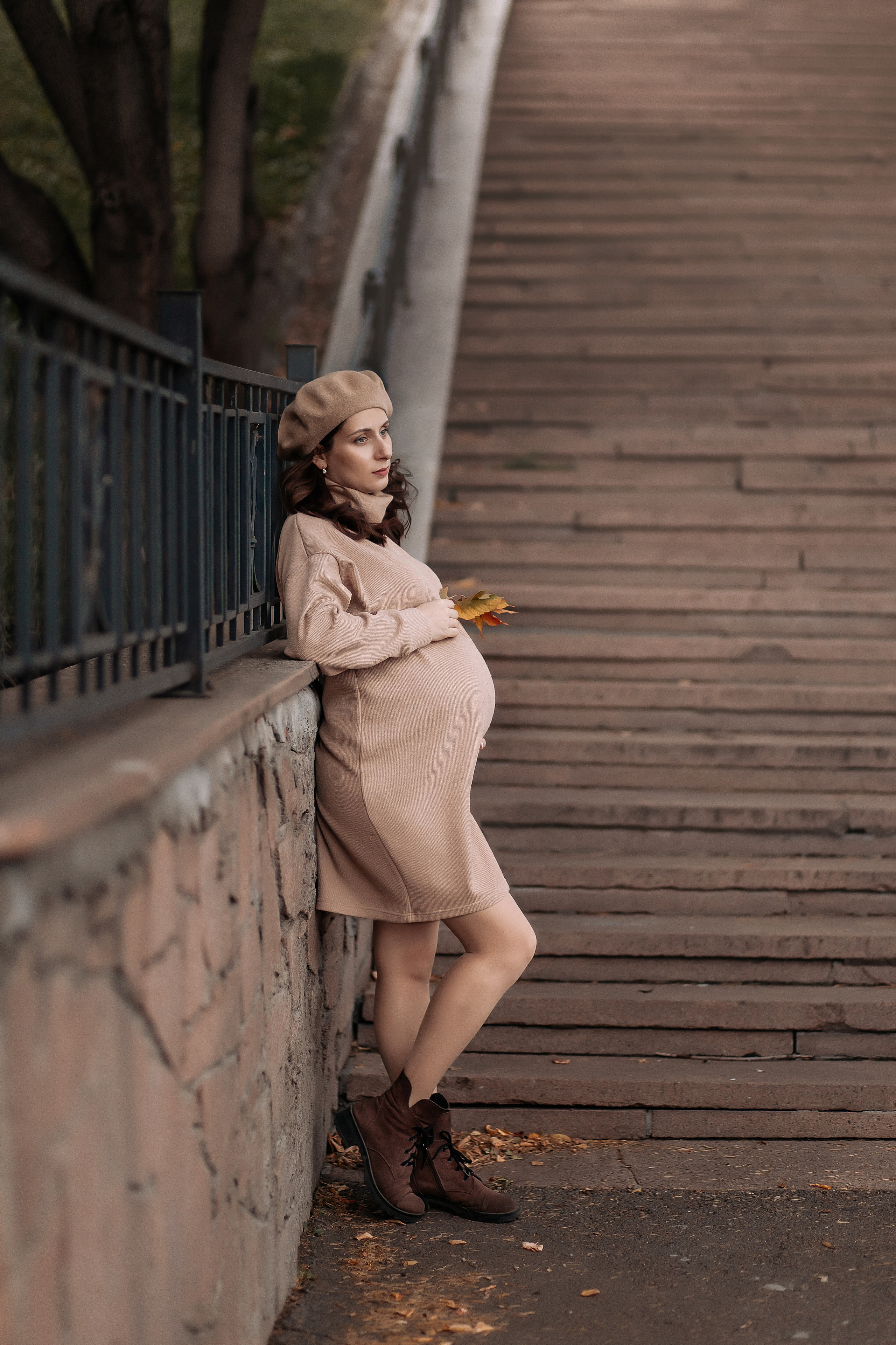 Осенняя набережная — съёмка «В ожидании». Детский и семейный фотограф в Красноярске Юлия Бирюкова