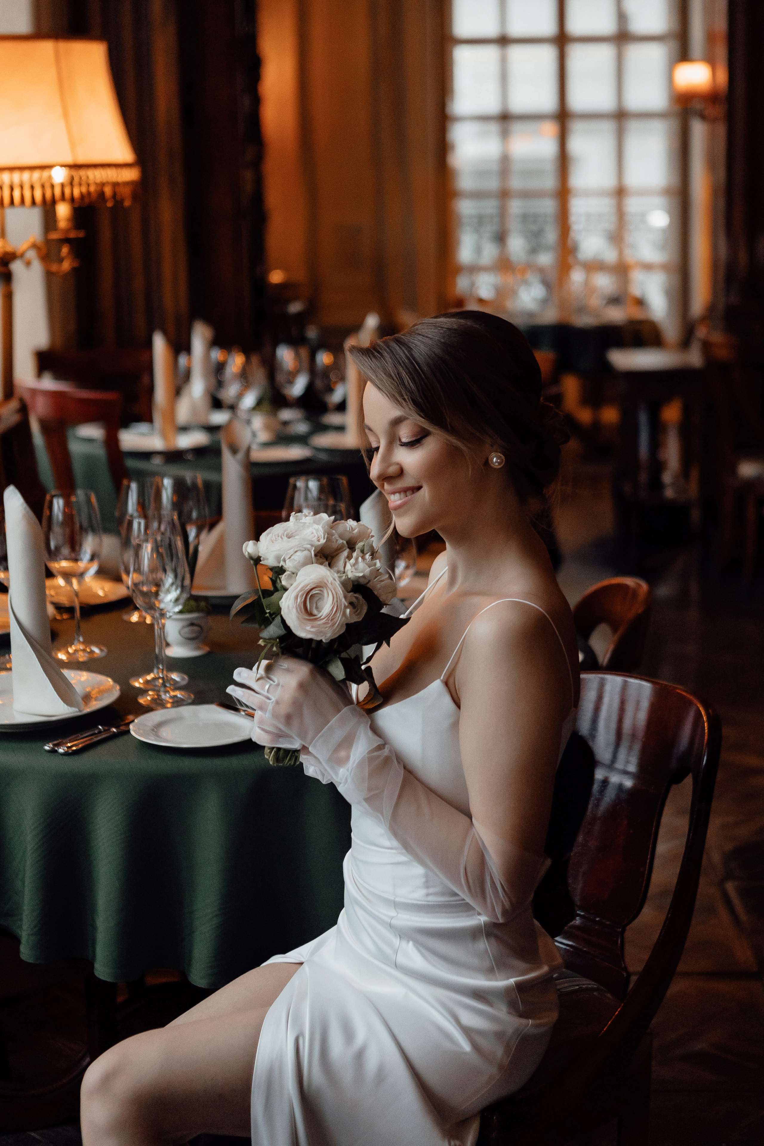 Свадебная фотосессия в Кафе Пушкинъ. Свадебный фотограф в Москве Дарья Олендарёва