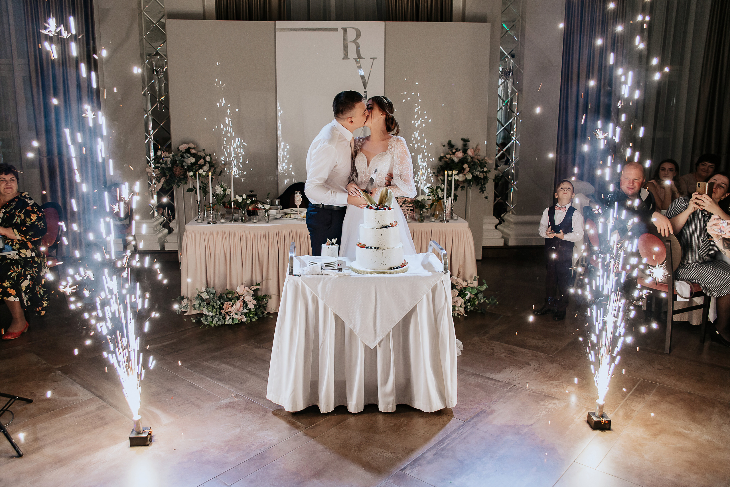 Валерия и Роиан. Свадебный фотограф в Омске Яна Савина