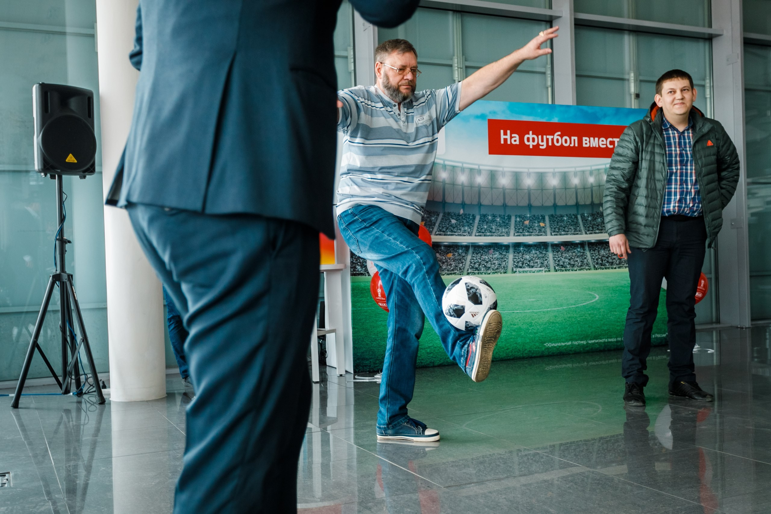Розыгрыш билетов на ЧМ по футболу FIFA @ Киа Центр. Репортажный фотограф Максим Полянский. Москва, Санкт-Петербург, Красноярск