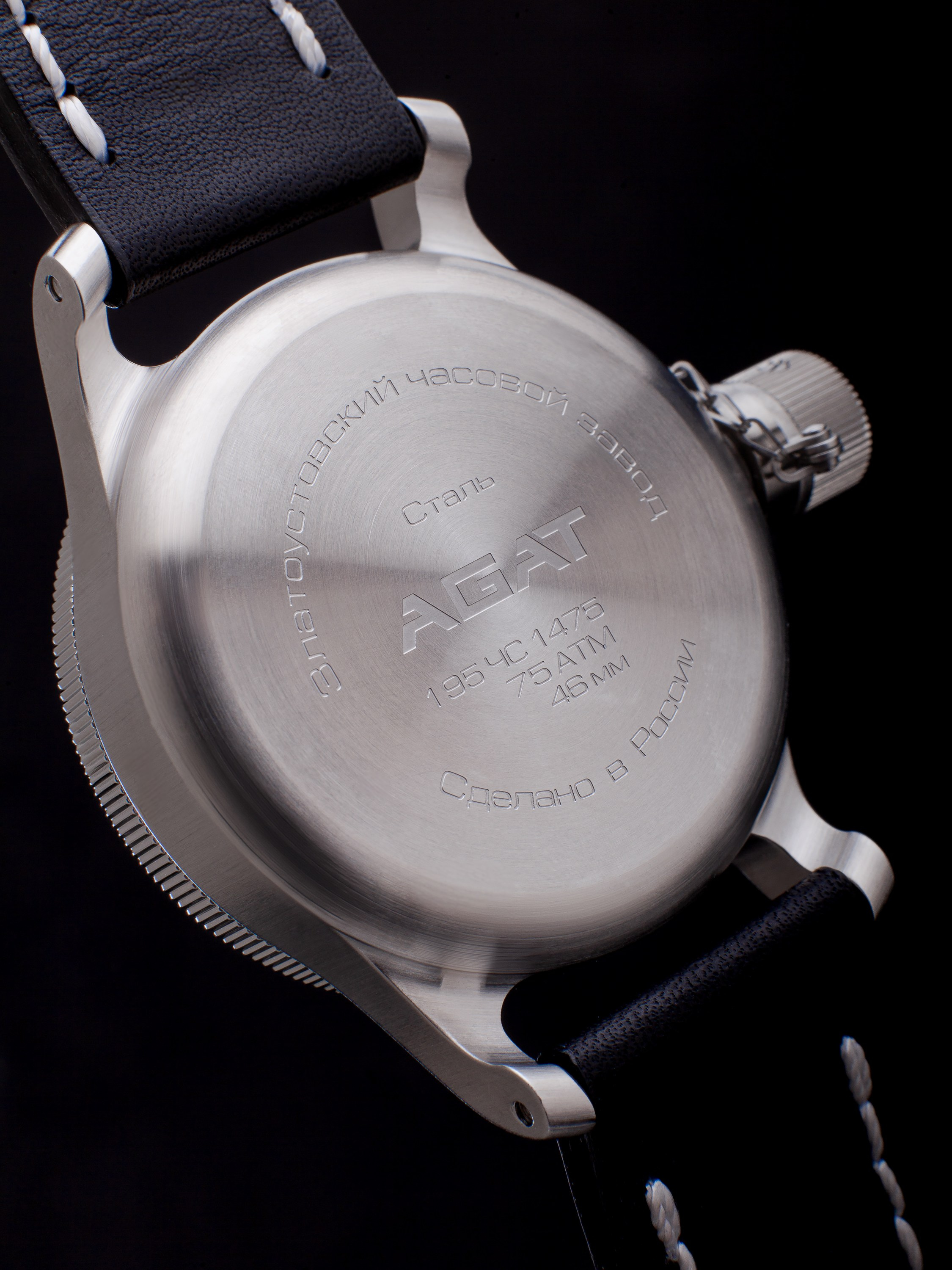 макро фотография задней крышки часов из стали с гравировкой, предметная съемка корпуса с технической маркировкой и фактурой металла