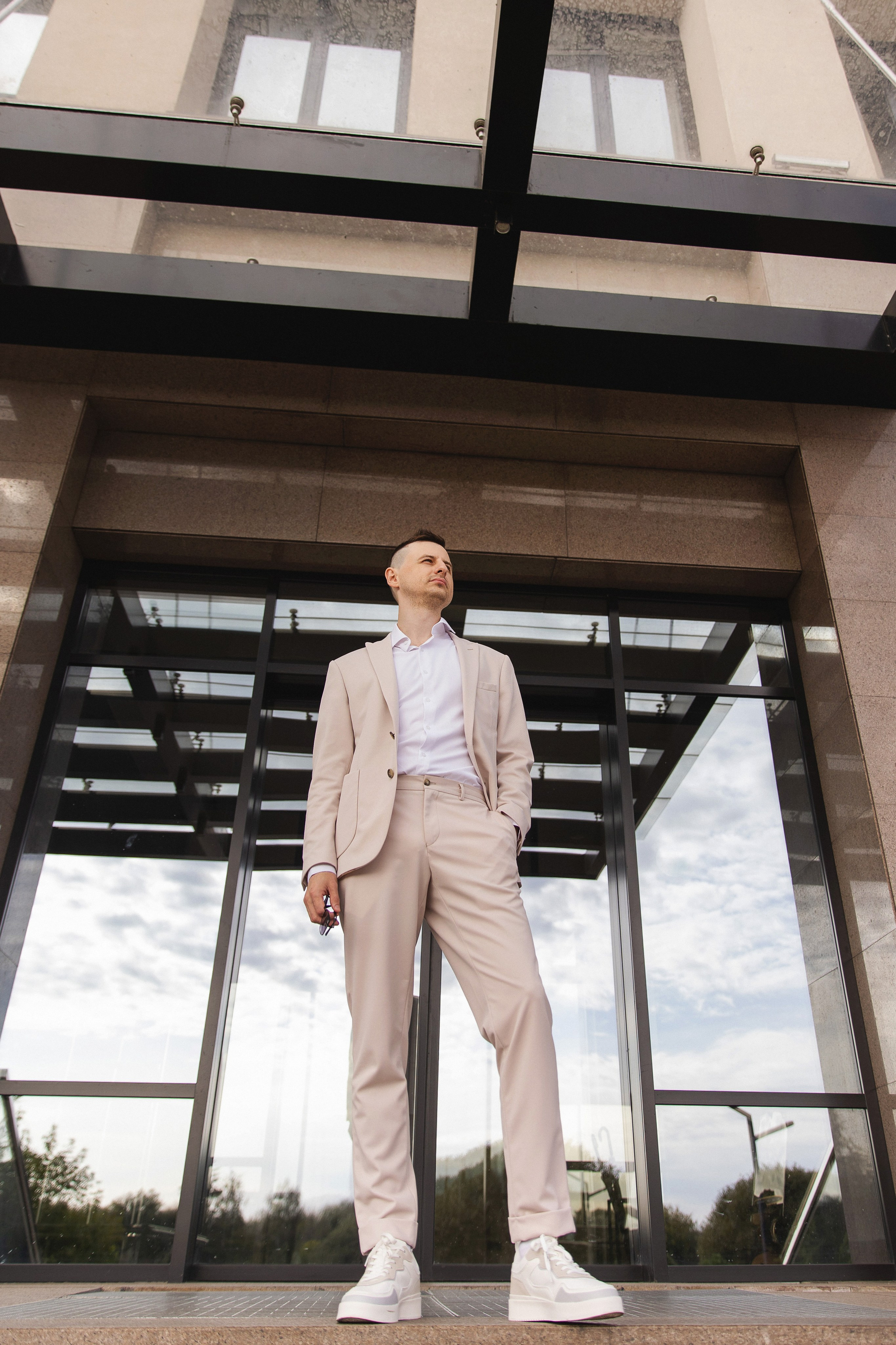 Молодой человек смотрит в даль