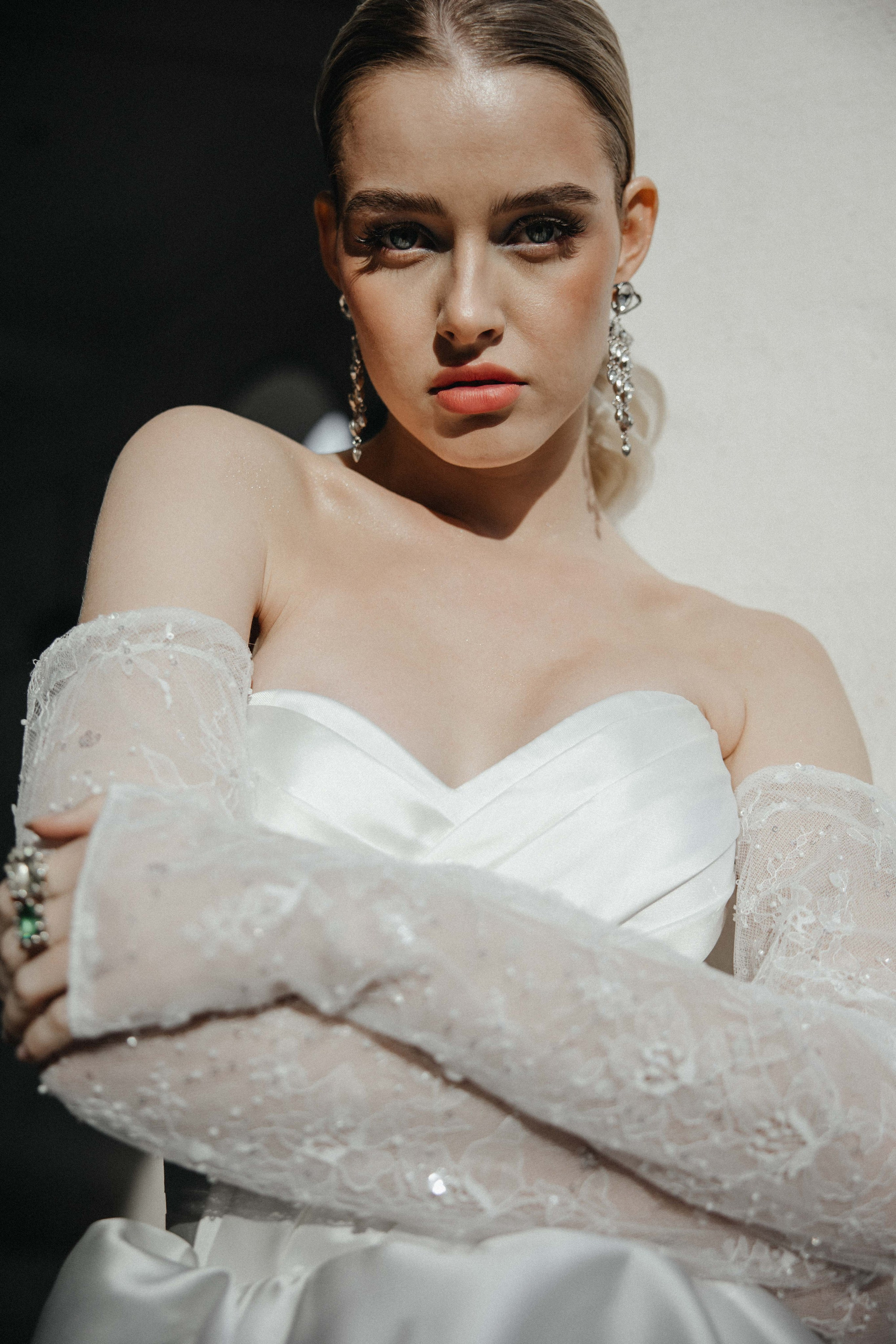 Счастливая пара позирует на свадебной фотосессии на фоне зеленой ткани в театре ,фэшн съемка ,топ 100 — свадебный фотограф Алена Межевова