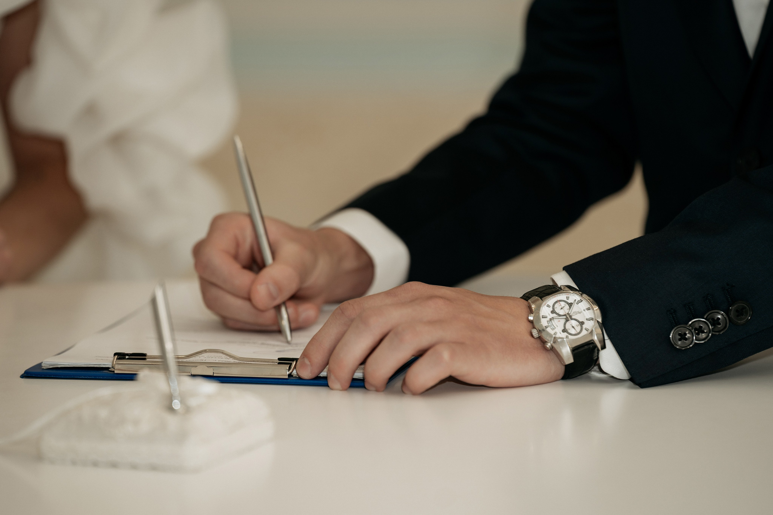 Фотограф Новороссийск - момент росписи в брачном ЗАГСе Новороссийска.