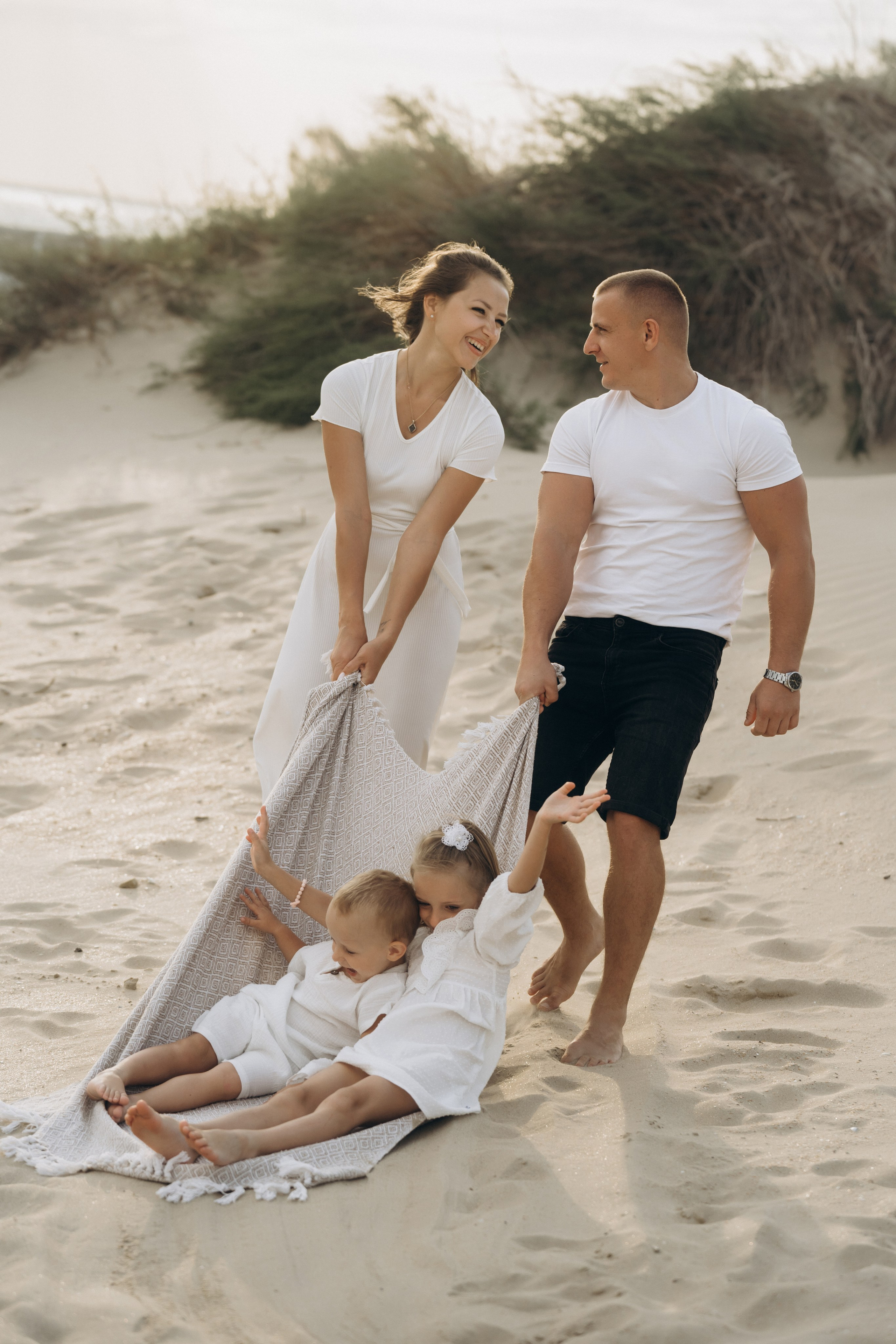 Кучугурская магия: фотосессия с мыльными пузырями, переливающимися в закатных лучах, фотограф Кучугуры 