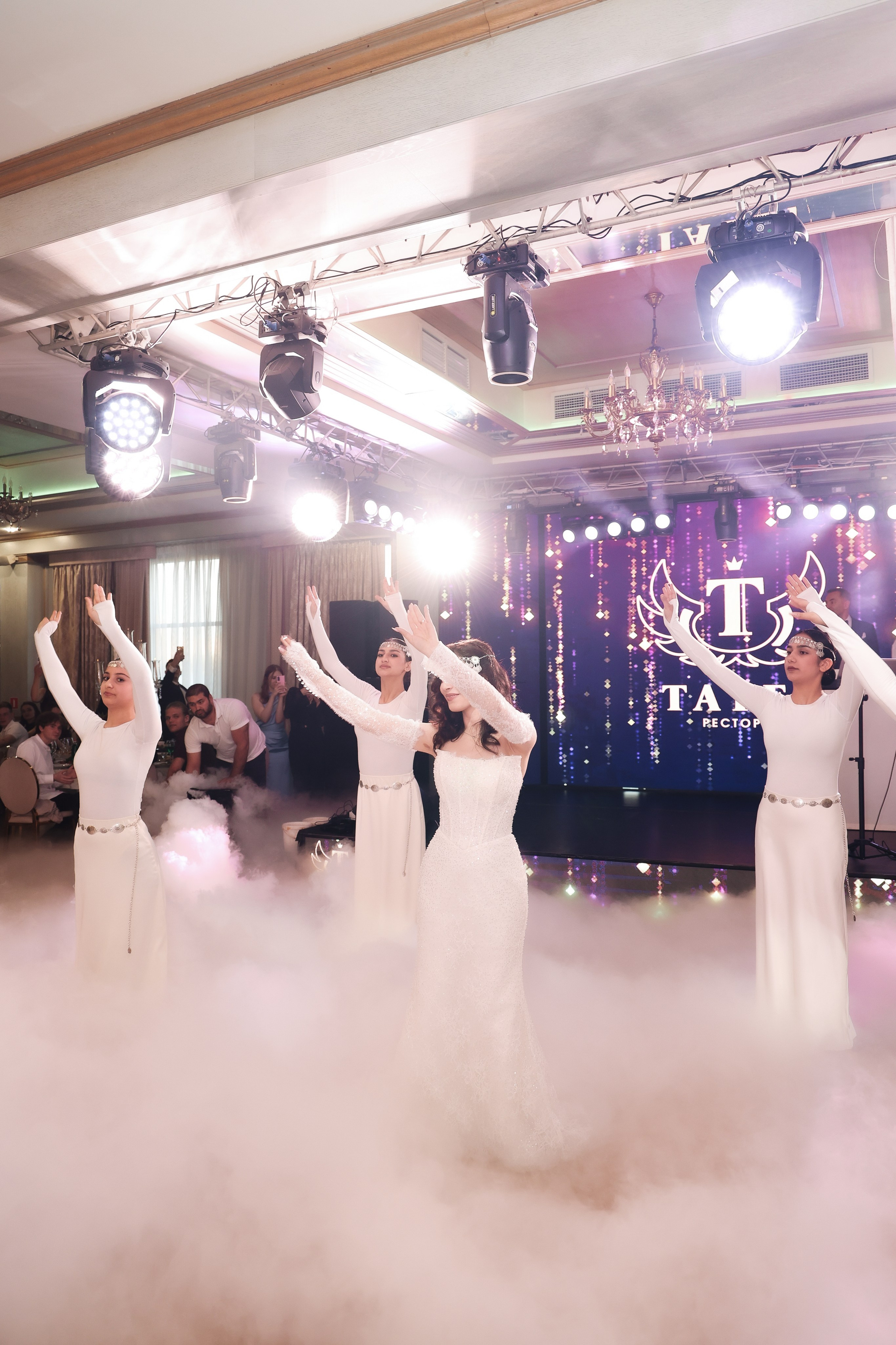 Э. + А. Hyatt Regency Moscow Petrovsky Park , венчание в Армянской апостольской церкви. Свадебный и семейный фотограф в Москве Света Снимает
