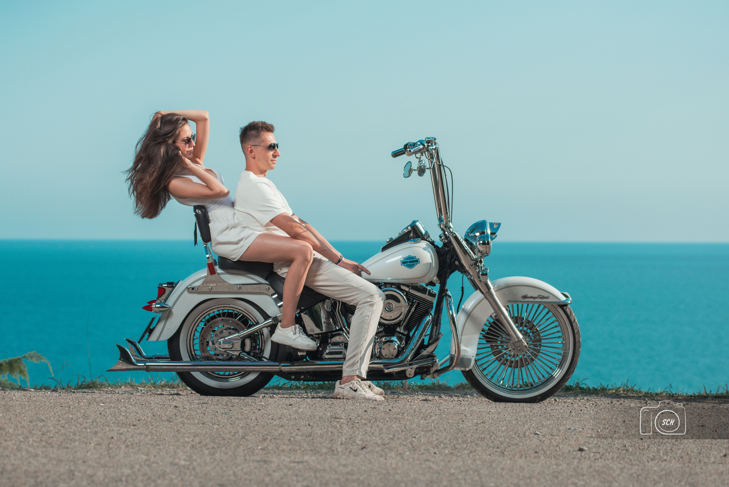 Солнечная фотосессия с белым harley-davidson