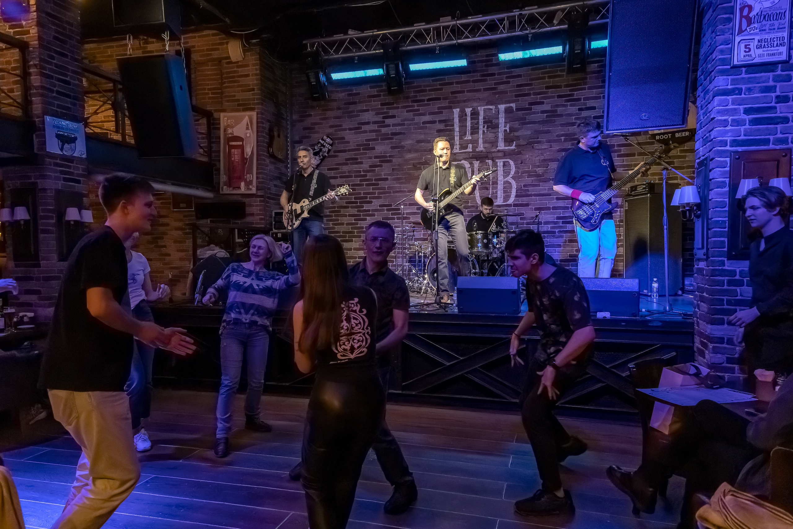 LifePub 29.03.2023. Московская кавер-группа BankBand