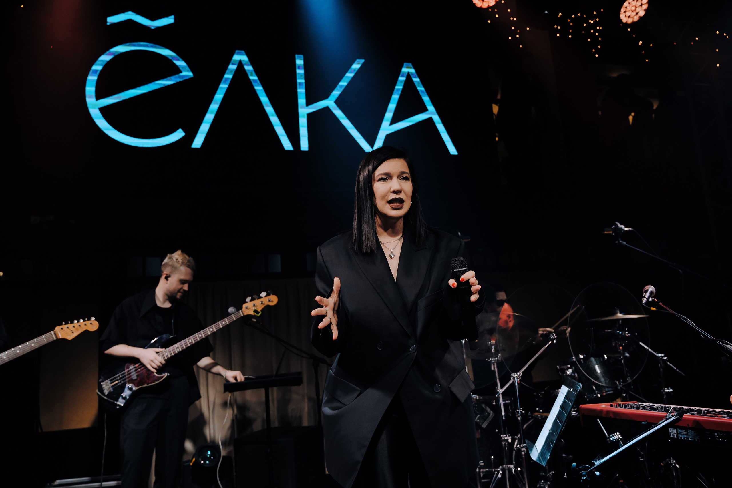 20 ЛЕТ МЕГАПОЛИС ЧЕЛЯБИНСК ХЕДЛАЙНЕР ЕЛКА. Репортажный фотограф Зуев Роман г. Челябинск