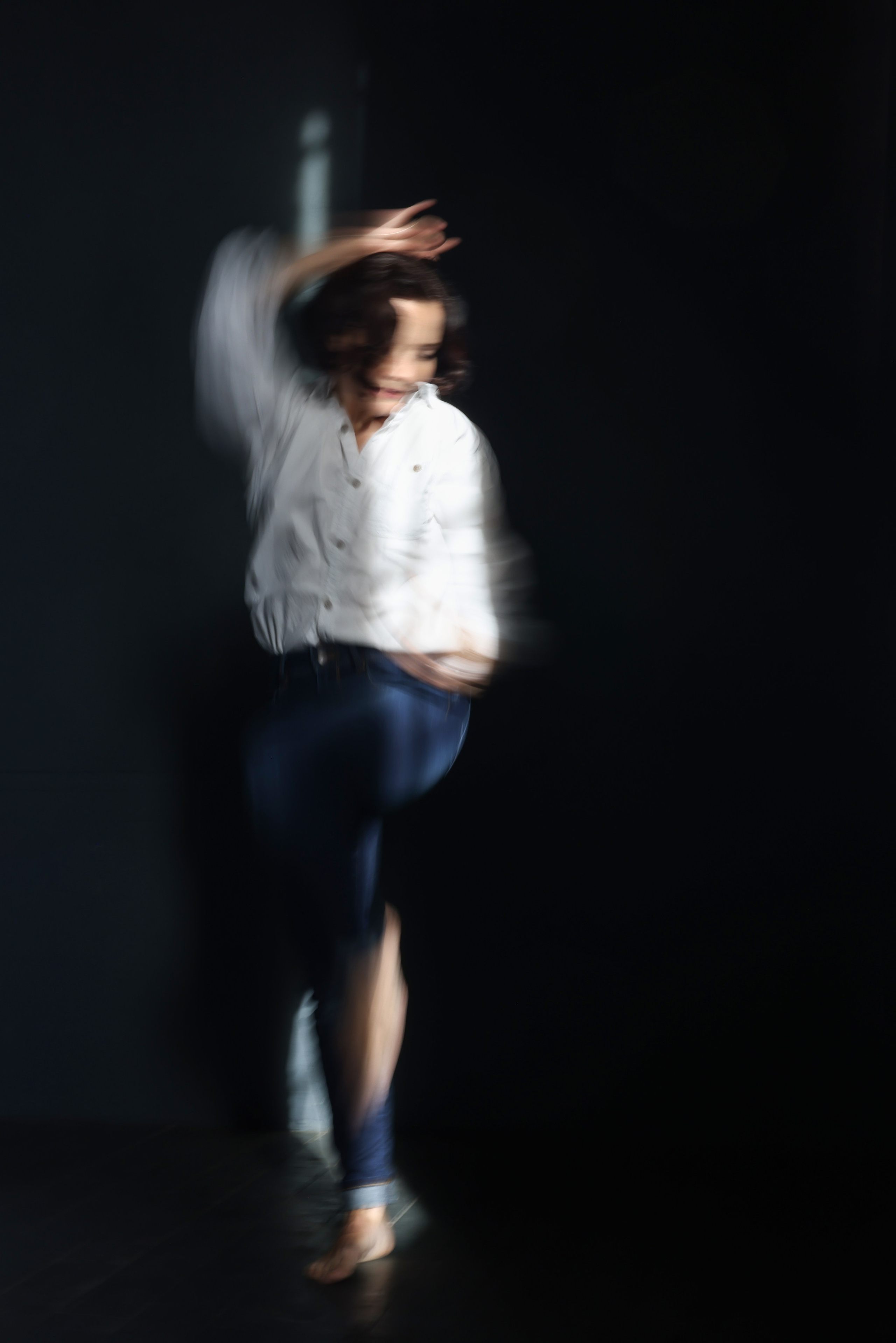 Сьемка в студии, брюнетка на темном фоне Фотограф - Мэри Маршания