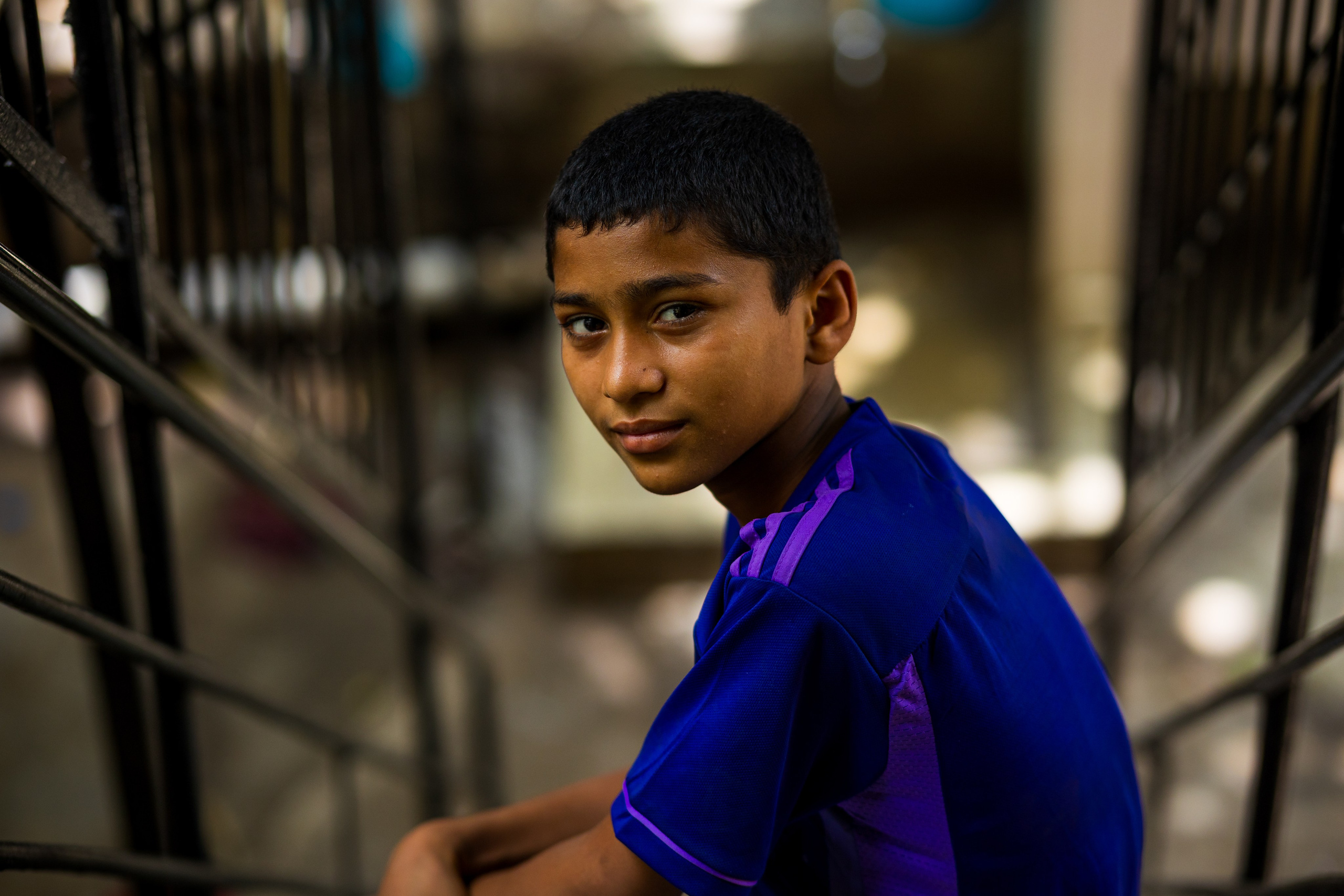 Портрет индийского ребёнка на улице, живой и искренний взгляд, документальная съёмка