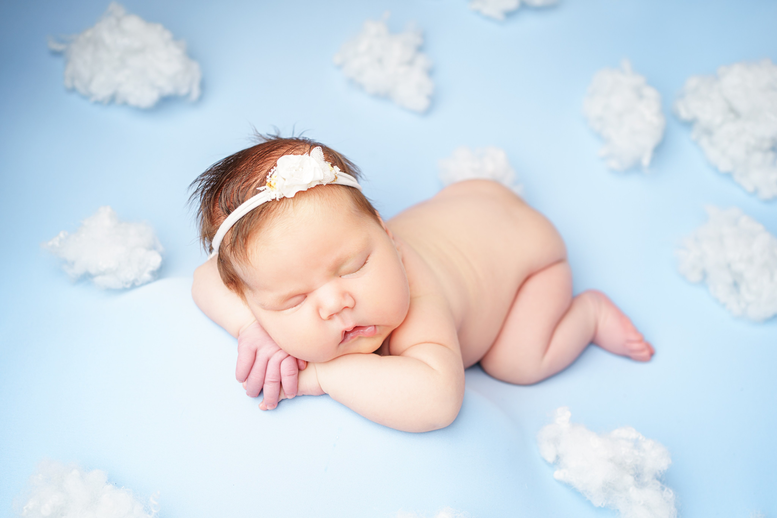 Похожим образом акушерки выкладывают недоношенных деток в роддоме, а для нас это - "ручки под подбородком"